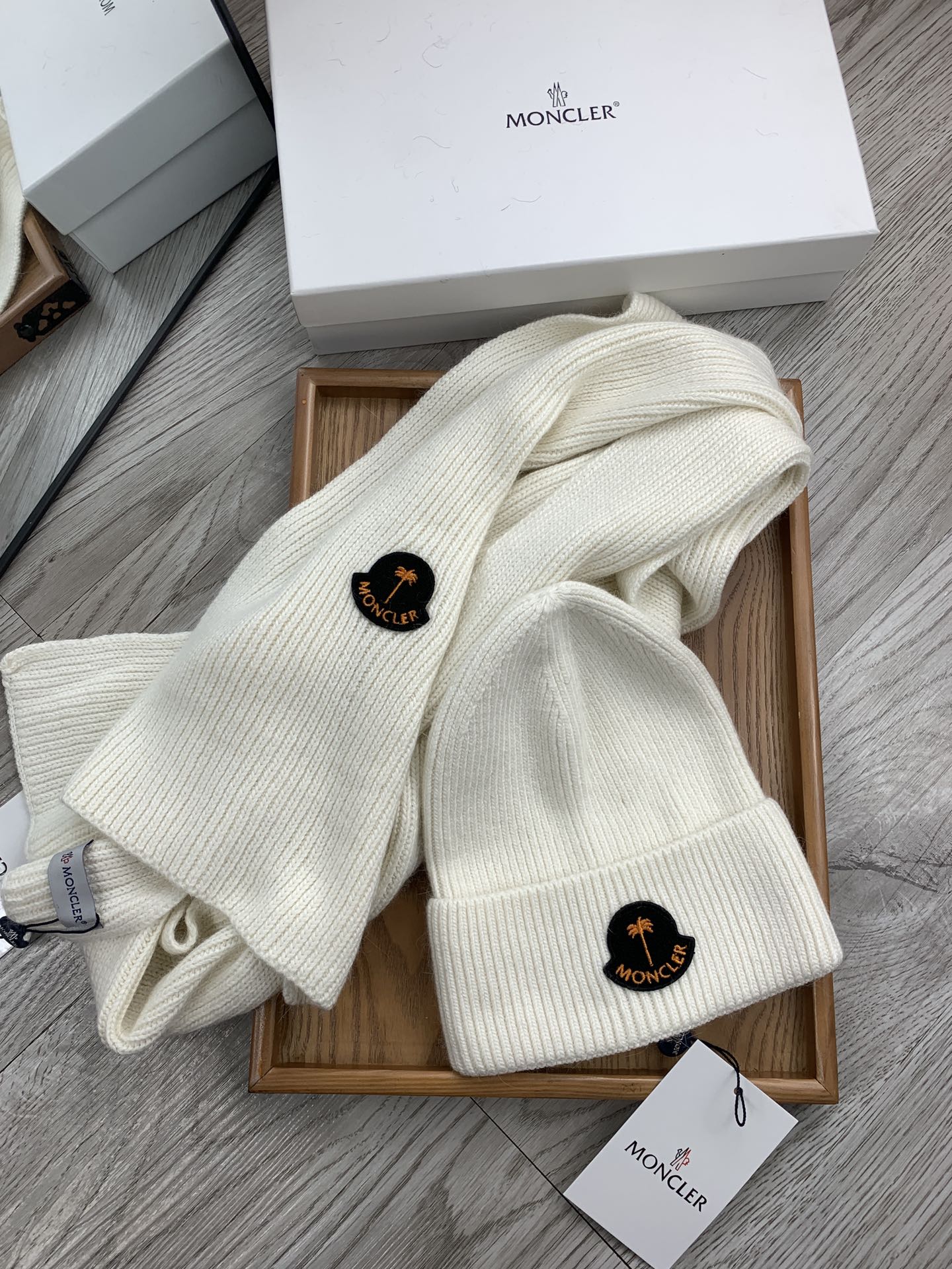 🌹。蒙口。【羊毛套装帽子】经典套装帽子！帽子➕围巾！材质：70%羊毛➕30%兔毛。暖暖哒超级舒服～冬日小姐姐减龄神器哦～