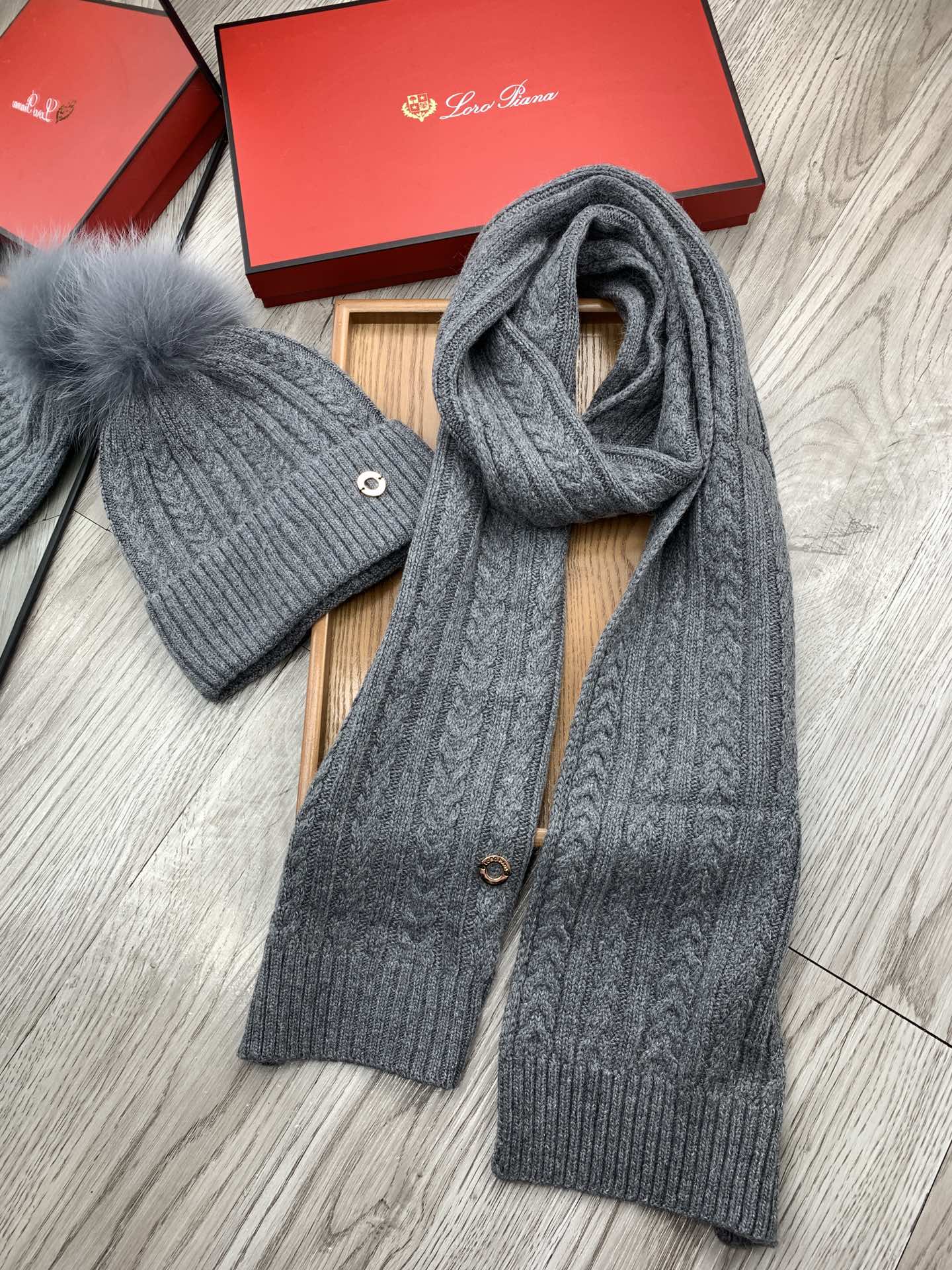 “Classic Wool Rabbit Hat and Scarf Set for Warmth and Style” - 图片 5