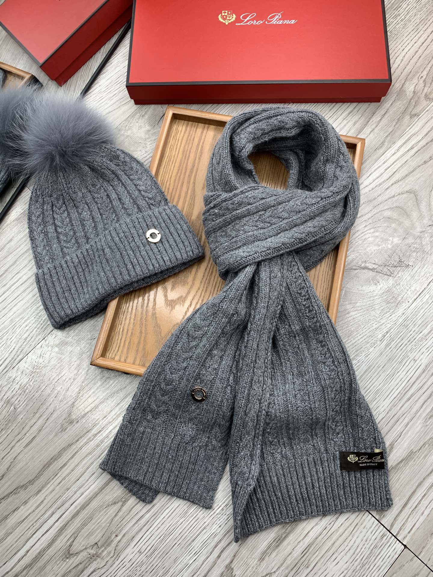 “Classic Wool Rabbit Hat and Scarf Set for Warmth and Style” - 图片 7