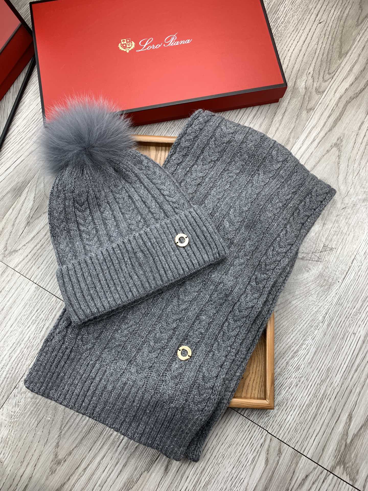 “Classic Wool Rabbit Hat and Scarf Set for Warmth and Style” - 图片 1