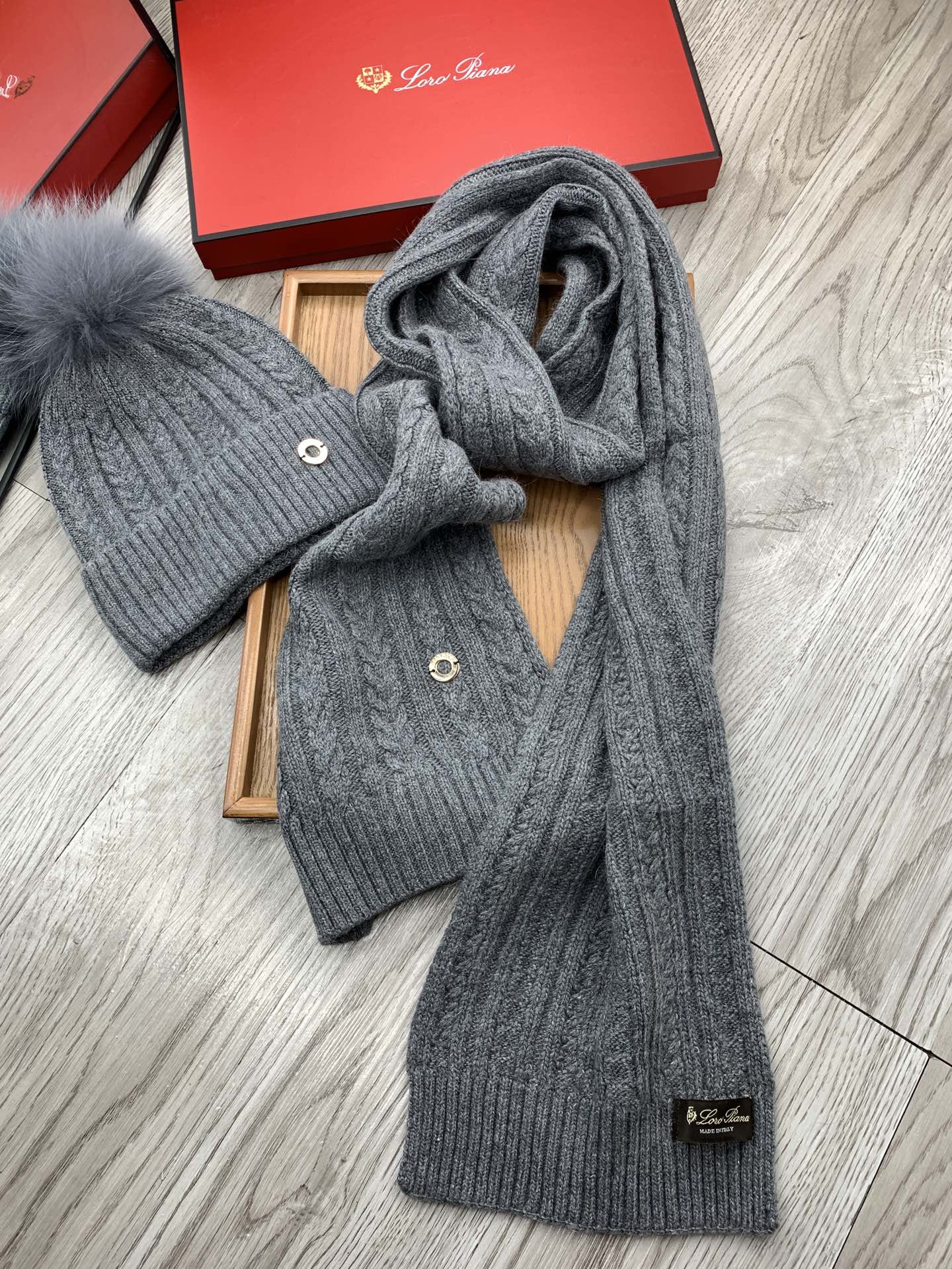 “Classic Wool Rabbit Hat and Scarf Set for Warmth and Style” - 图片 6