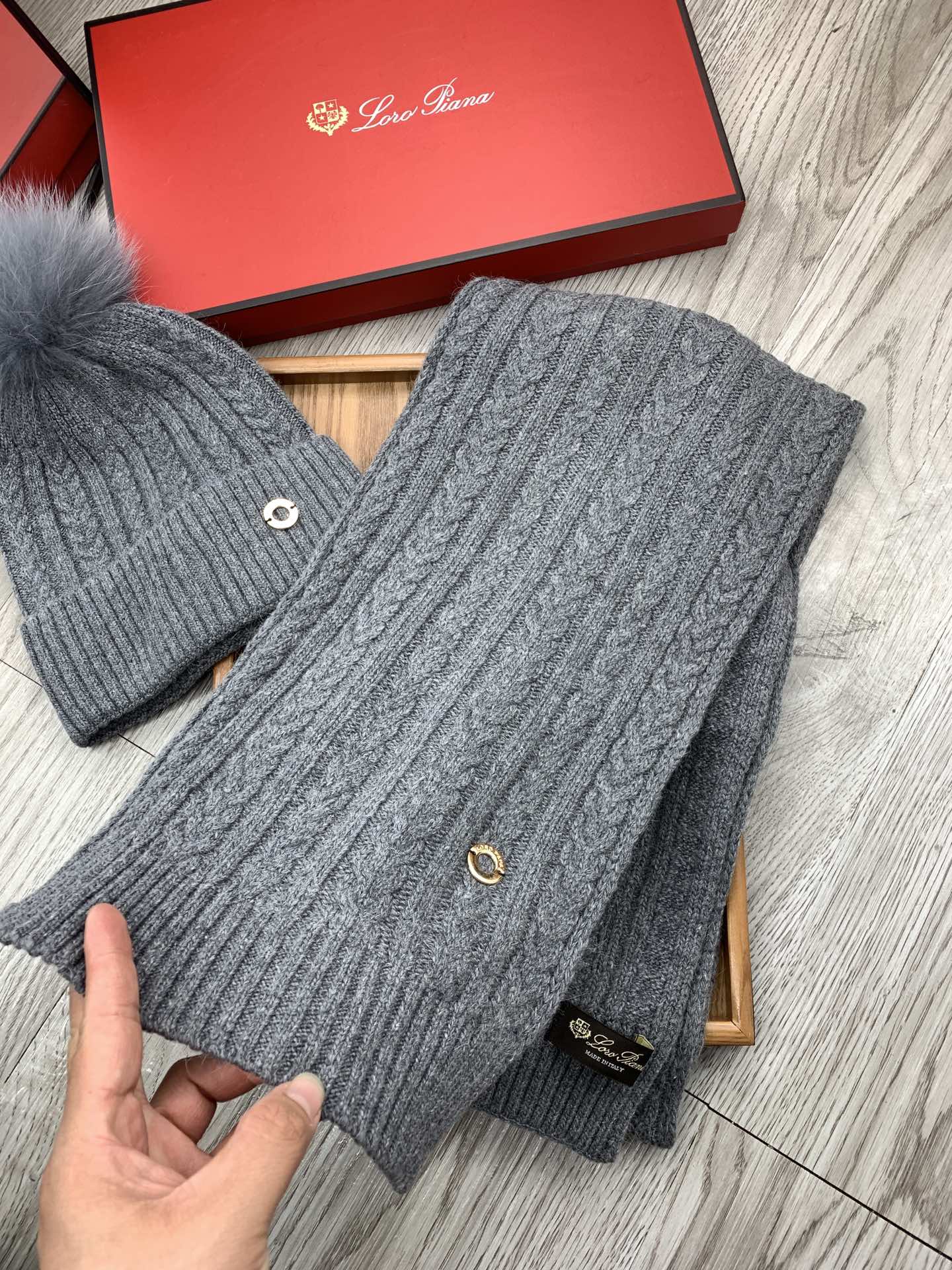 “Classic Wool Rabbit Hat and Scarf Set for Warmth and Style” - 图片 3