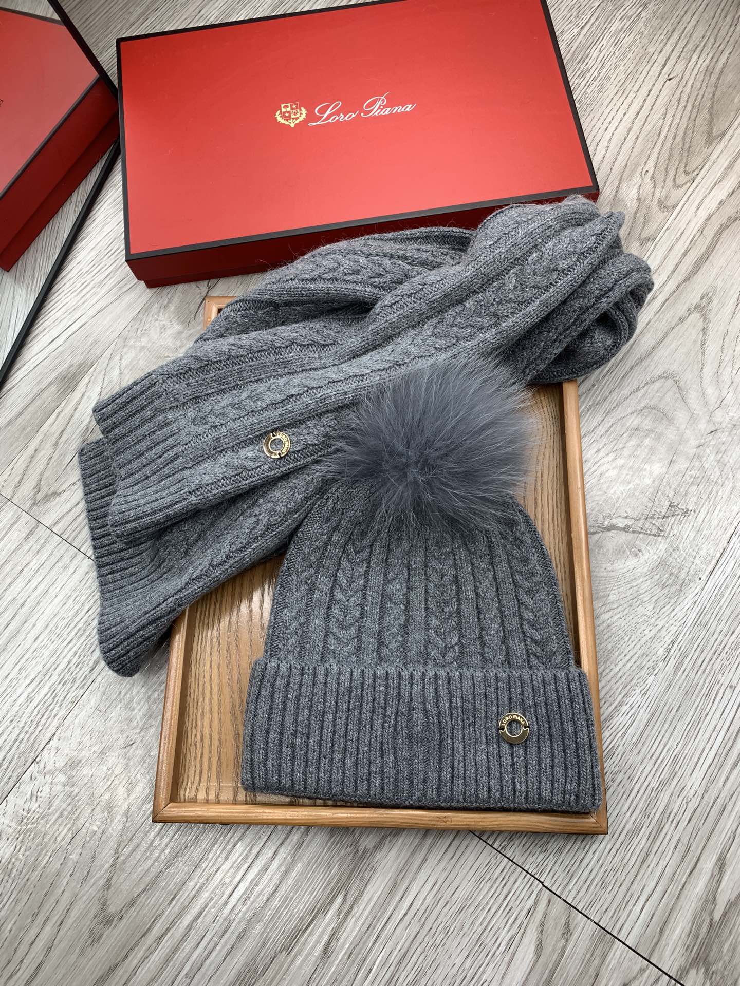“Classic Wool Rabbit Hat and Scarf Set for Warmth and Style” - 图片 8