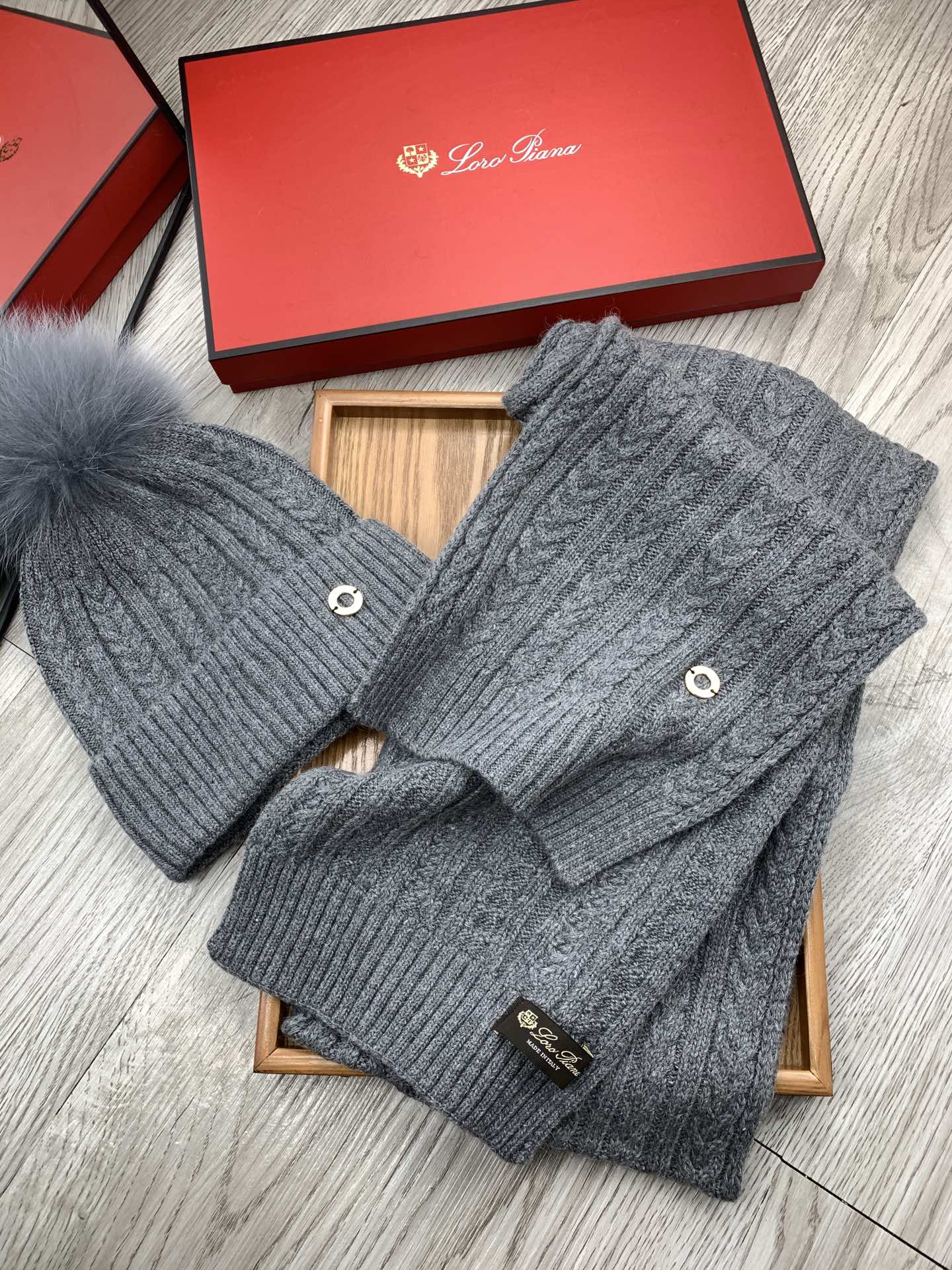 “Classic Wool Rabbit Hat and Scarf Set for Warmth and Style” - 图片 4