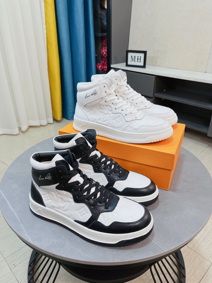 J0 Louis Vuitton 路易威登 LV 高帮休闲男鞋. 时尚潮男必备,香港专柜新品出炉, 大牌风范,欧美大师强力打造独特款式,上脚舒适,大底超柔软,超耐磨.给人视觉冲击感强.材料: 鞋面进口牛皮面料纯发泡大底,橡胶图形搭配,38一44