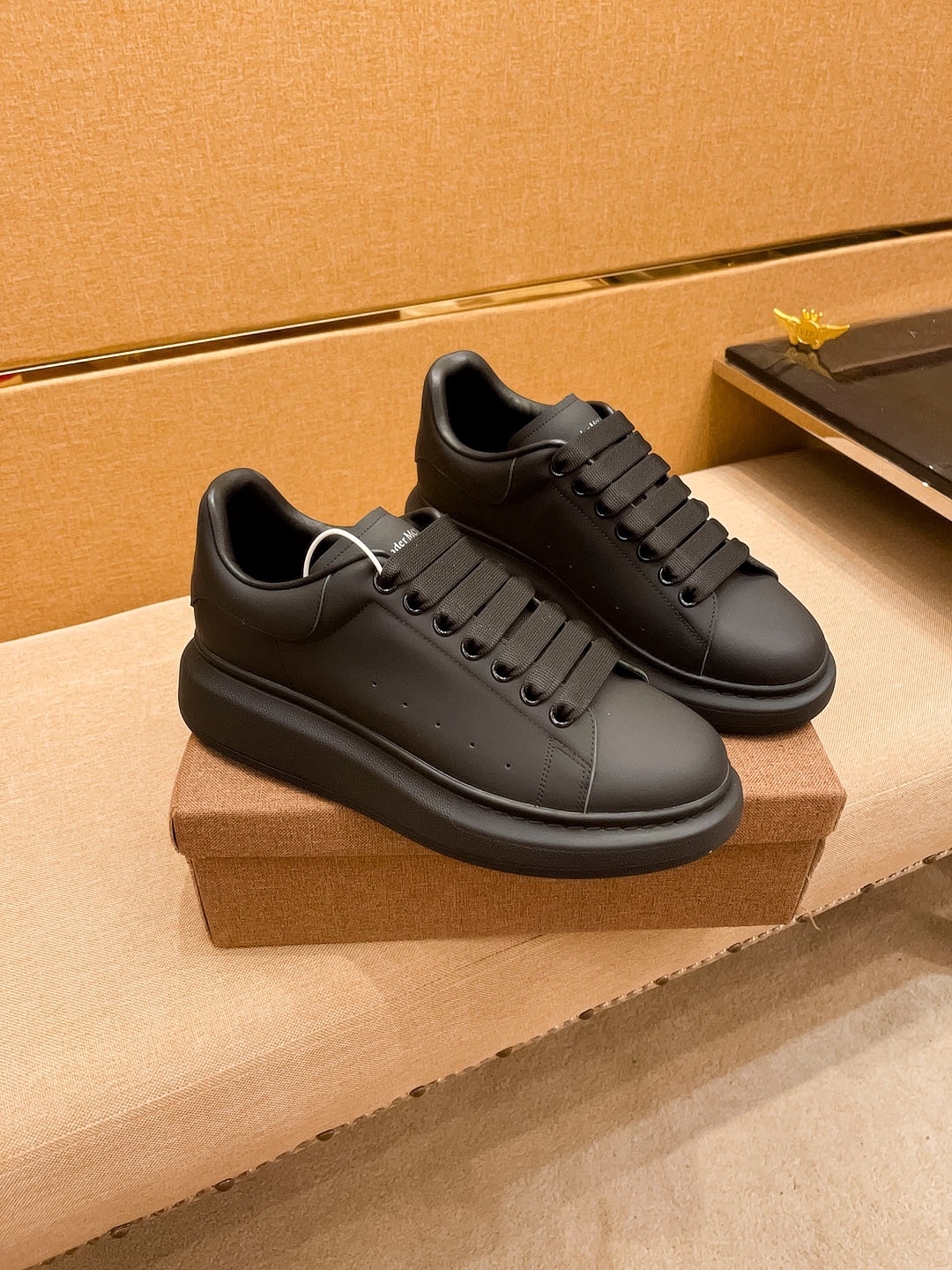 NO:272009,Men's 270. Women's [McQueen Couple Outfit] Full set of packaging men's shoes high-end brands. Official website 11's latest masterpiece upper is made of Italian imported cowhide with comfortable and breathable inner original non-slip and wear-resistant outsole, making walking more convenient and comfortable!  Exclusive new style, amazing work, beautiful 11 ​​replica [color] compared to the official quality!  Create a fashionable personality to set off your uniqueness!  A must-have for trendy men! Classic size: 38-44 multi-color options for men, 35-40 multi-color options for women, ,alexander mcqueen,cowhide19860909男款 270.女款【麦昆情侣装】全套包装男鞋高端品牌 官网11最新力作鞋面采用意大利进口头层牛皮搭配舒适透气内里原版防滑耐磨大底制作,让行走更加便捷舒适！独家新款,惊世之作,与官方的质量相比美的11复刻[色]！打造时尚个性衬托你的与众不同！潮男必备!经典尺码: 男38-44多色可选 女35-40多色可选,,alexander mcqueen,cowhide,Men's shoes