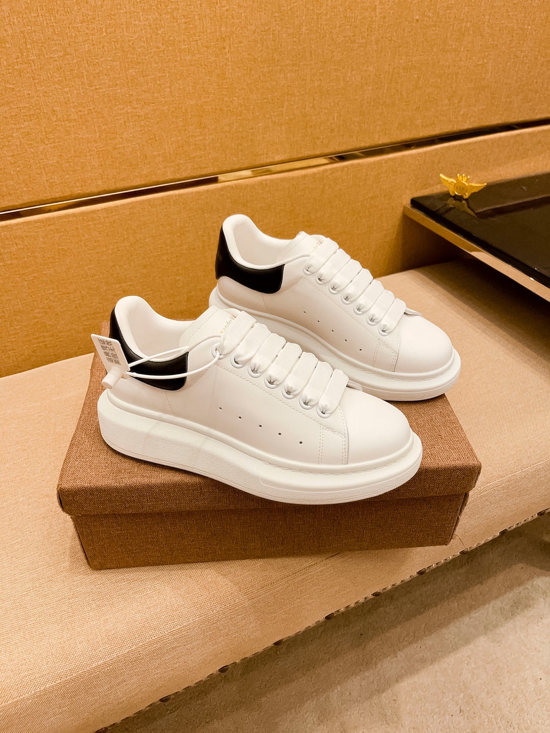 NO:272007,Men's style. Women's style. [McQueen Couple Outfit] Full set of packaging men's shoes high-end brands. Official website 11's latest masterpiece upper is made of Italian imported cowhide with comfortable and breathable inner original non-slip and wear-resistant outsole, making walking more convenient and comfortable!  Exclusive new style, amazing work, beautiful 11 ​​replica [color] compared to the official quality!  Create a fashionable personality to set off your uniqueness!  A must-have for trendy men! Classic size: 38-44 multi-color options for men, 35-40 multi-color options for women, ,alexander mcqueen,cowhide19860909男 款.女 款.【麦昆情侣装】全套包装男鞋高端品牌 官网11最新力作鞋面采用意大利进口头层牛皮搭配舒适透气内里原版防滑耐磨大底制作,让行走更加便捷舒适！独家新款,惊世之作,与官方的质量相比美的11复刻[色]！打造时尚个性衬托你的与众不同！潮男必备!经典尺码: 男38-44多色可选 女35-40多色可选,,alexander mcqueen,cowhide,Men's shoes