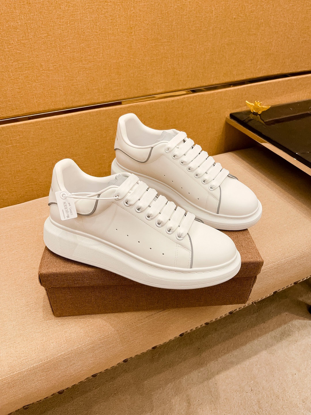 NO:272013,Men's 270 Women's [McQueen Couple Outfit] Full set of packaging men's shoes high-end brands Official website 11 latest masterpiece upper is made of Italian imported cowhide with comfortable breathable inner original non-slip and wear-resistant outsole, making walking more convenient and comfortable!  Exclusive new style, amazing work, beautiful 11 ​​replica [color] compared to the official quality!  Create a fashionable personality to set off your uniqueness!  A must-have for trendy men! Classic size: 38-44 multi-color options for men, 35-40 multi-color options for women, ,alexander mcqueen,cowhide19860909男 款 270 女款【麦昆情侣装】全套包装男鞋高端品牌 官网11最新力作鞋面采用意大利进口头层牛皮搭配舒适透气内里原版防滑耐磨大底制作,让行走更加便捷舒适！独家新款,惊世之作,与官方的质量相比美的11复刻[色]！打造时尚个性衬托你的与众不同！潮男必备!经典尺码: 男38-44多色可选 女35-40多色可选,,alexander mcqueen,cowhide,Men's shoes