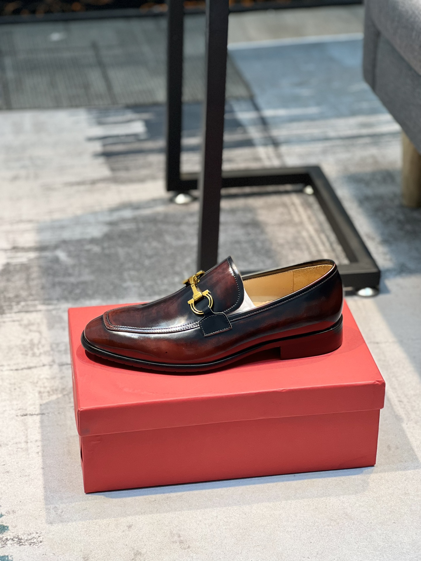 J5 正装休闲皮鞋 品牌：菲拉格慕Ferragamo 尺码：38-44 45可定制      内里：牛皮内里 材料原版软牛皮鞋面 舒适牛皮内里 原版橡胶耐磨轻便柔软大底