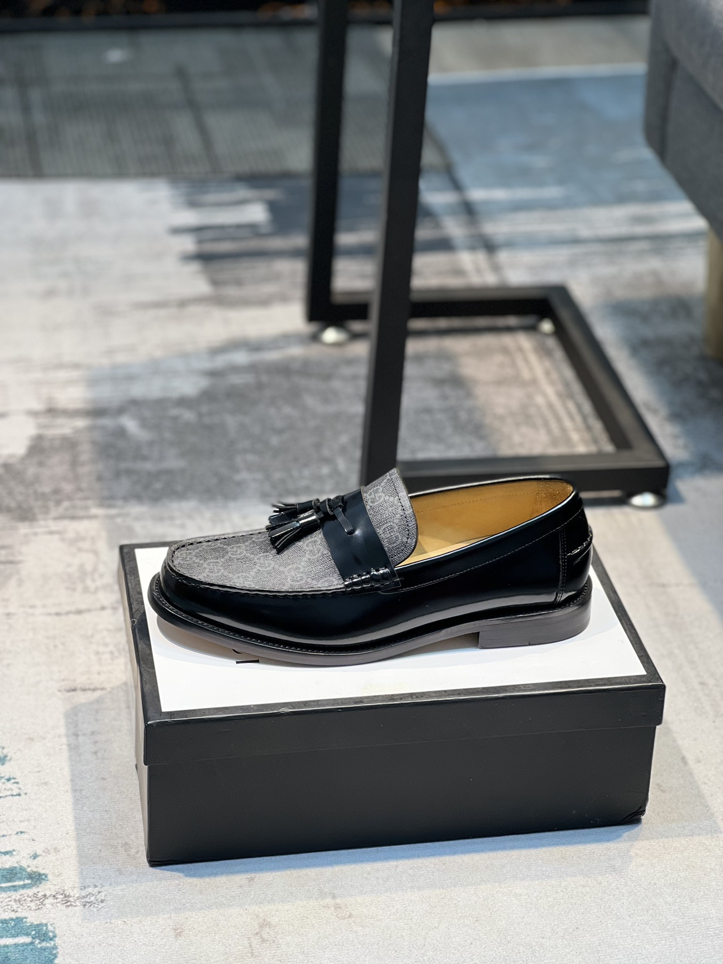 L5  正装休闲皮鞋 品牌 Gucci  古奇 Gucci 尺码 38-44 45可定制      内里 牛皮内里 材料  原版软牛皮鞋面 舒适牛皮内里 原版橡胶耐磨轻便柔软大底”},”videoUrl”:”