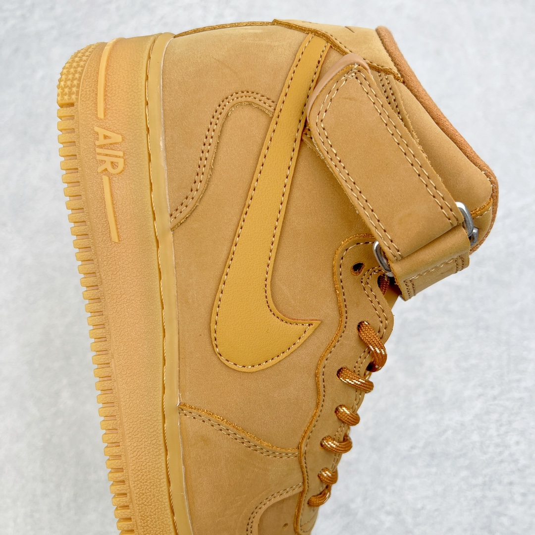 图片[6]-💰160 ＃TG版福利特价️‼NK Air Force 1 \’07 Mid\”Wheat/Flax\”空军一号经典中帮百搭休闲运动板鞋 小麦黄棕 DJ9158-200小麦配色的球鞋一直都是秋冬时期穿搭的首选 不仅承袭了大黄靴的干练和帅气 还有着 Air Force 1 的经典复古气质 极为百搭的效果也是重要不可割舍的理由之一 整体依旧采用质感十足的卡其色牛巴革材质打造鞋身 不仅造型十分吸睛质感更是十分讨人喜爱 搭配上同色造型的尼龙鞋带和魔术贴设计 将工装风格体现到位 侧身处皮质 Swoosh Logo 进一步彰显该配色独特魅力 最后以同色水晶材质外底收尾与鞋身配色相互呼应 完善整体造型设计 这样一双既有复古气氛 又能释放出潮流时尚街头气质的鞋款 想必上脚效果更是相当出众 SIZE：35.5 36 36.5 37.5 38 38.5 39 40 40.5 41 42 42.5 43 44 44.5 45 编码：Tby2936030-运动鞋