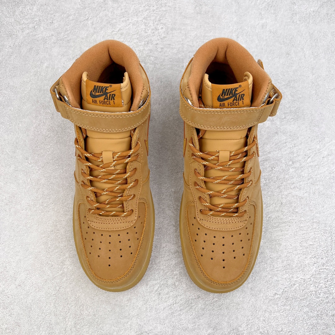 图片[2]-💰160 ＃TG版福利特价️‼NK Air Force 1 \’07 Mid\”Wheat/Flax\”空军一号经典中帮百搭休闲运动板鞋 小麦黄棕 DJ9158-200小麦配色的球鞋一直都是秋冬时期穿搭的首选 不仅承袭了大黄靴的干练和帅气 还有着 Air Force 1 的经典复古气质 极为百搭的效果也是重要不可割舍的理由之一 整体依旧采用质感十足的卡其色牛巴革材质打造鞋身 不仅造型十分吸睛质感更是十分讨人喜爱 搭配上同色造型的尼龙鞋带和魔术贴设计 将工装风格体现到位 侧身处皮质 Swoosh Logo 进一步彰显该配色独特魅力 最后以同色水晶材质外底收尾与鞋身配色相互呼应 完善整体造型设计 这样一双既有复古气氛 又能释放出潮流时尚街头气质的鞋款 想必上脚效果更是相当出众 SIZE：35.5 36 36.5 37.5 38 38.5 39 40 40.5 41 42 42.5 43 44 44.5 45 编码：Tby2936030-运动鞋