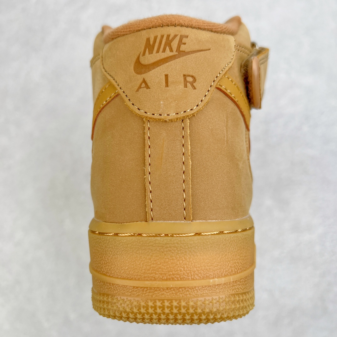 图片[8]-💰160 ＃TG版福利特价️‼NK Air Force 1 \’07 Mid\”Wheat/Flax\”空军一号经典中帮百搭休闲运动板鞋 小麦黄棕 DJ9158-200小麦配色的球鞋一直都是秋冬时期穿搭的首选 不仅承袭了大黄靴的干练和帅气 还有着 Air Force 1 的经典复古气质 极为百搭的效果也是重要不可割舍的理由之一 整体依旧采用质感十足的卡其色牛巴革材质打造鞋身 不仅造型十分吸睛质感更是十分讨人喜爱 搭配上同色造型的尼龙鞋带和魔术贴设计 将工装风格体现到位 侧身处皮质 Swoosh Logo 进一步彰显该配色独特魅力 最后以同色水晶材质外底收尾与鞋身配色相互呼应 完善整体造型设计 这样一双既有复古气氛 又能释放出潮流时尚街头气质的鞋款 想必上脚效果更是相当出众 SIZE：35.5 36 36.5 37.5 38 38.5 39 40 40.5 41 42 42.5 43 44 44.5 45 编码：Tby2936030-运动鞋