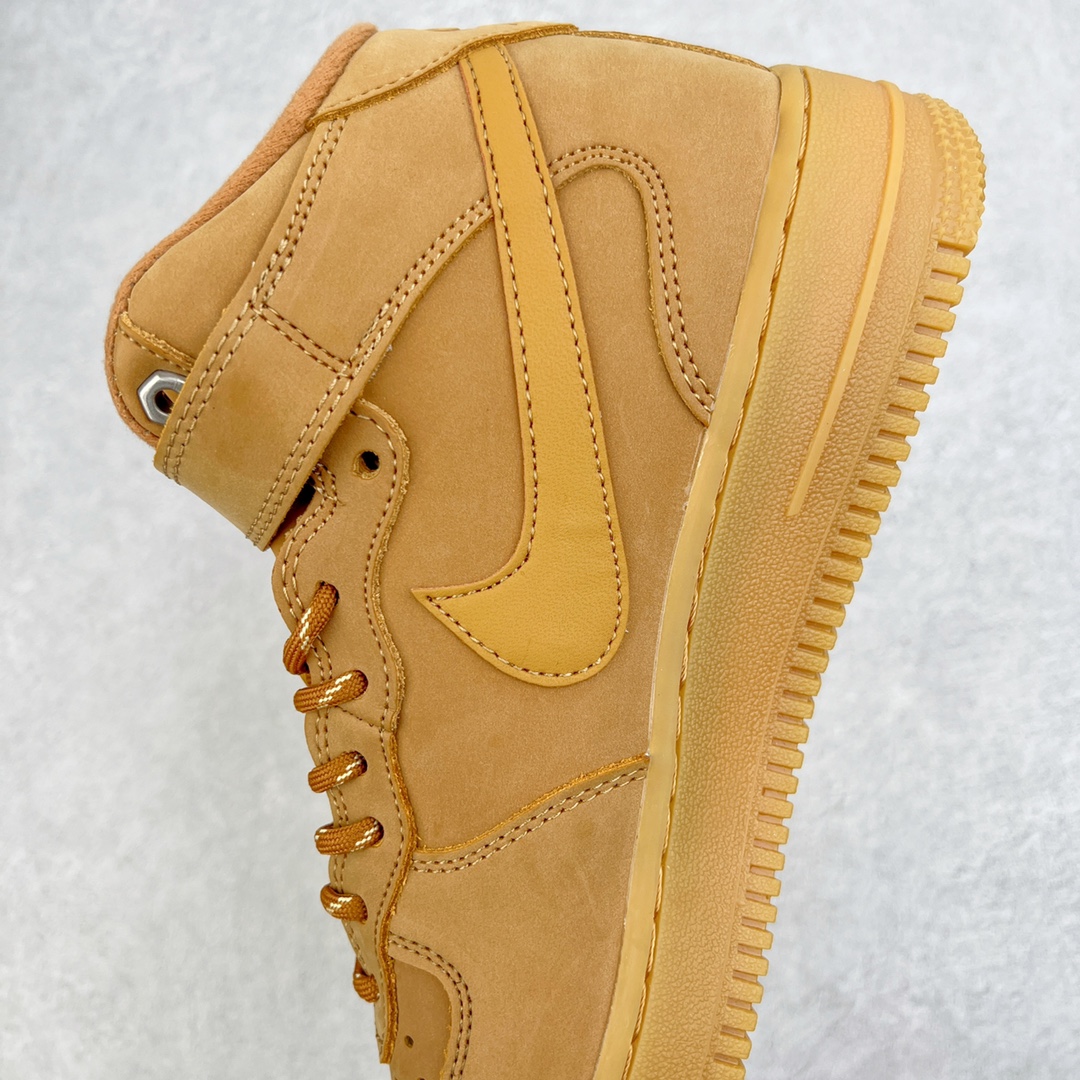 图片[7]-💰160 ＃TG版福利特价️‼NK Air Force 1 \’07 Mid\”Wheat/Flax\”空军一号经典中帮百搭休闲运动板鞋 小麦黄棕 DJ9158-200小麦配色的球鞋一直都是秋冬时期穿搭的首选 不仅承袭了大黄靴的干练和帅气 还有着 Air Force 1 的经典复古气质 极为百搭的效果也是重要不可割舍的理由之一 整体依旧采用质感十足的卡其色牛巴革材质打造鞋身 不仅造型十分吸睛质感更是十分讨人喜爱 搭配上同色造型的尼龙鞋带和魔术贴设计 将工装风格体现到位 侧身处皮质 Swoosh Logo 进一步彰显该配色独特魅力 最后以同色水晶材质外底收尾与鞋身配色相互呼应 完善整体造型设计 这样一双既有复古气氛 又能释放出潮流时尚街头气质的鞋款 想必上脚效果更是相当出众 SIZE：35.5 36 36.5 37.5 38 38.5 39 40 40.5 41 42 42.5 43 44 44.5 45 编码：Tby2936030-运动鞋