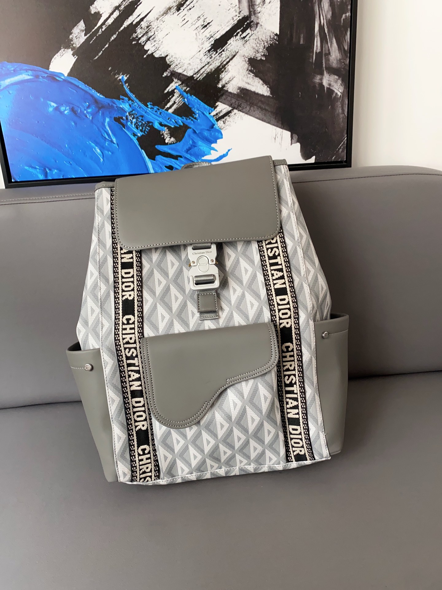 K5  Dior  迪奥  钻石印花马鞍双肩包 男女大容量背包 书包 采用精湛镶嵌细工，经典百搭 实物拍摄 原厂原版面料 配送小票防尘袋 33 x 40 cm。