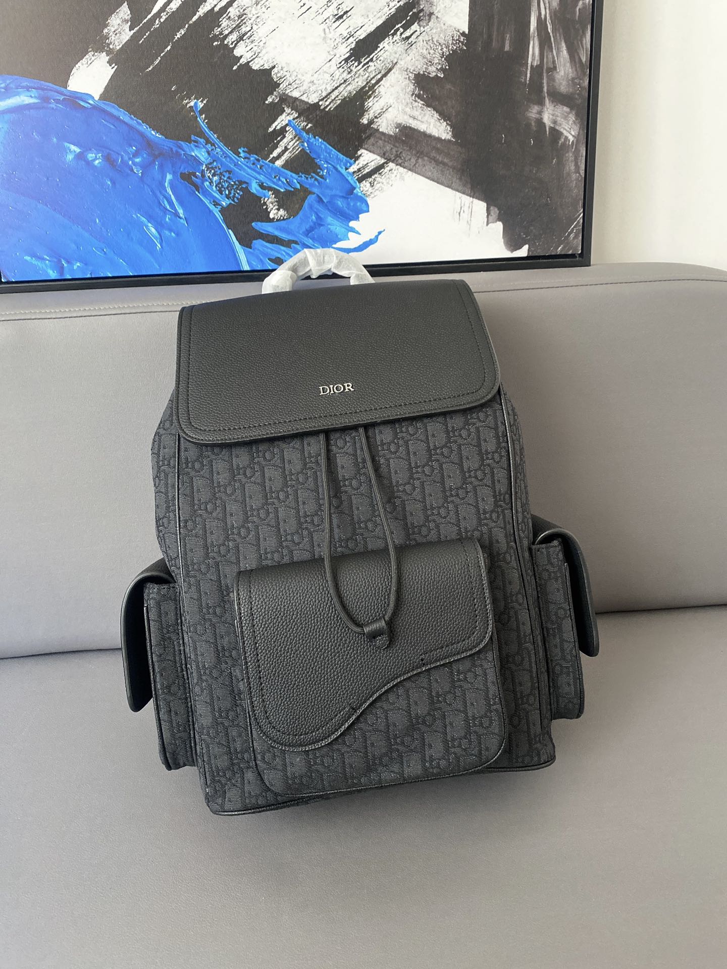 K5  Dior  迪奥  CD刺绣印花马鞍双肩包 男女大容量背包 书包 采用精湛镶嵌细工，经典百搭 实物拍摄 原厂原版面料 配送小票防尘袋 30 x 40 cm。