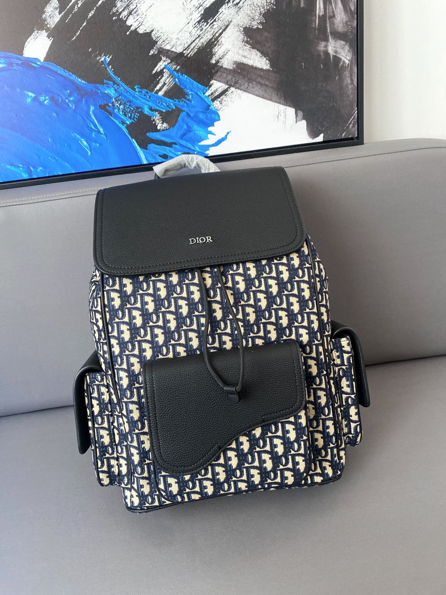 K5  Dior  迪奥  CD刺绣印花马鞍双肩包 男女大容量背包 书包 采用精湛镶嵌细工，经典百搭 实物拍摄 原厂原版面料 配送小票防尘袋 30 x 40 cm。”},”colors”:,”shop_id”:”A2018012823120433195