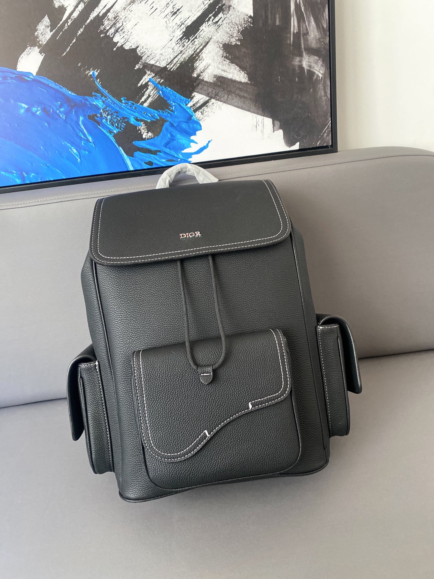 K5  Dior  迪奥  纯色马鞍双肩包 男女大容量背包 书包 采用精湛镶嵌细工，经典百搭 实物拍摄 原厂原版面料 配送小票防尘袋 30 x 40 cm。