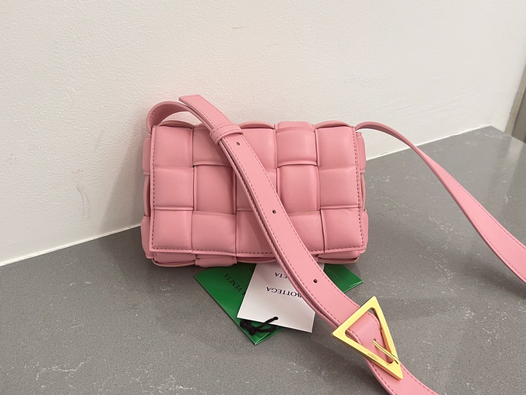 Bottega Veneta Bv Ace Model 2023 Autumn and Winter New Cassette Medium Sheepskin Pillow Bag 717506 Classic Weaving Craft Chubby Filling Design Pi