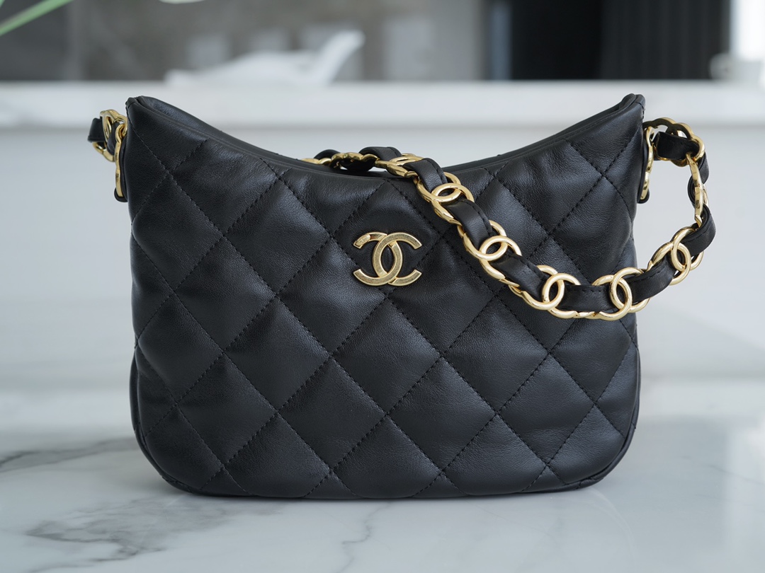 Chanel Taschen Umhängetaschen  & Schultertaschen Schwarz Lammfell Schaffell Vintage Unterarm