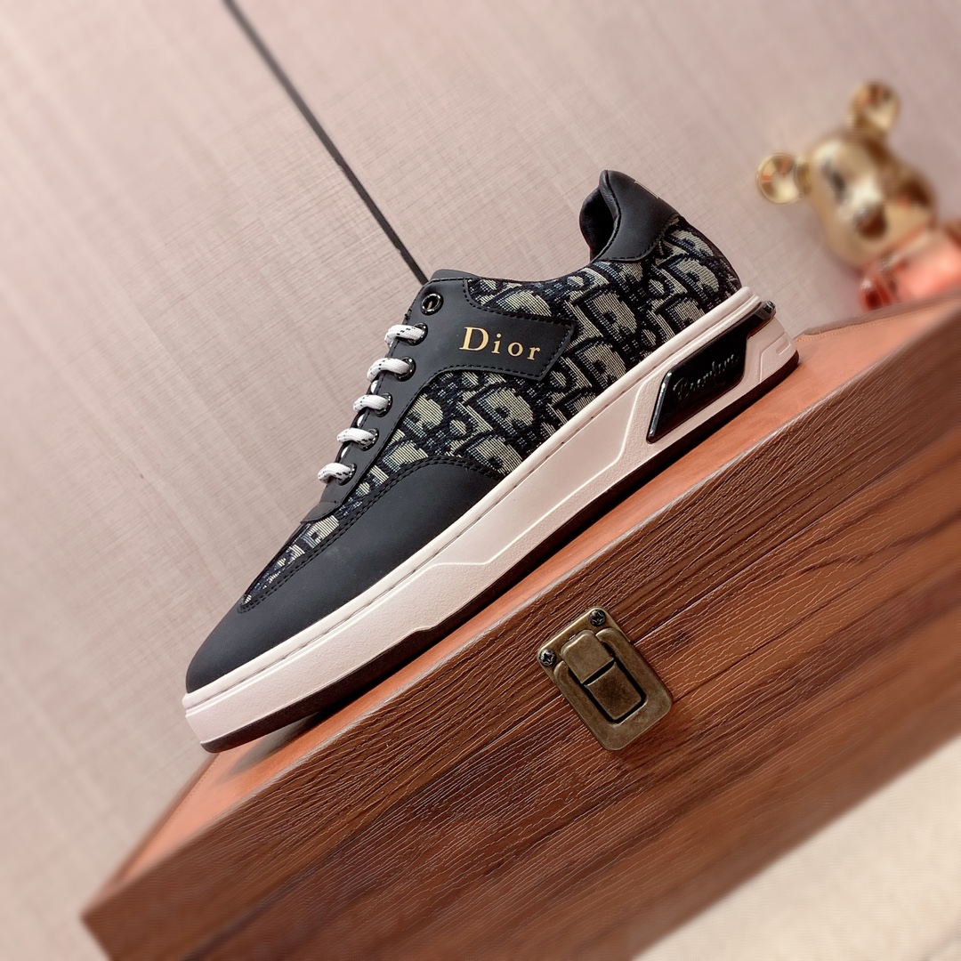 I5 迪奥 Dior  最新爆款休闲鞋,顶端品牌奢侈～代购,顶级～质量.专柜同卖产品鞋面選用进口透气牛皮搭配布面料材质透气羊皮内里精细做工.原版个性时尚柔软橡膠耐磨防滑大底,上脚轻巧舒适,实物拍摄實物更好看,202广州码: 38-44.2色入选