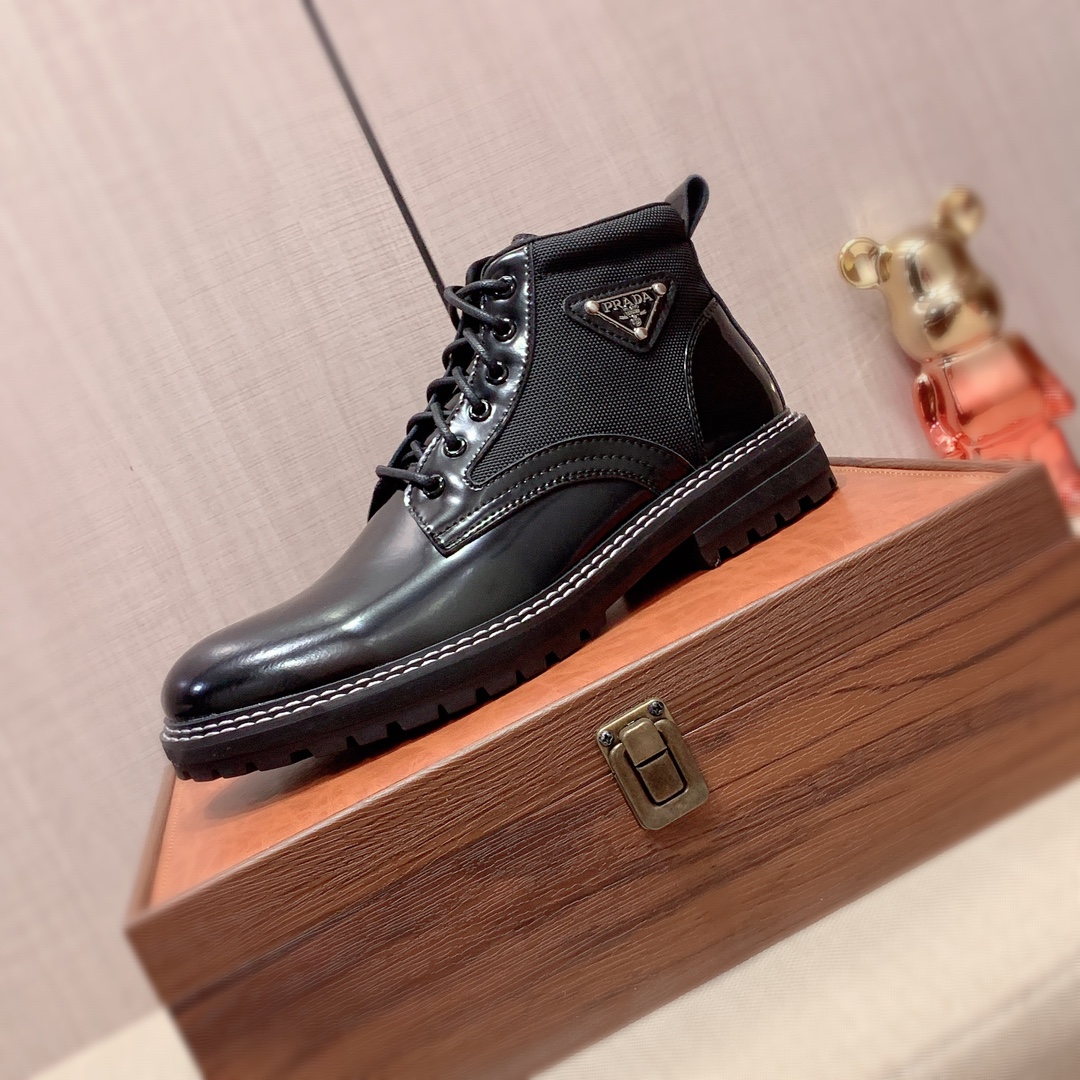 J0 高帮 Prada 普拉达 最新爆款休闲鞋,顶端品牌奢侈～代购,顶级～质量.玉专柜同卖产品鞋面選用进口透气牛皮搭配材质透气羊皮内里精细做工.原版个性时尚柔软橡膠耐磨防滑大底,上脚轻巧舒适,实物拍摄實物更好看,广州码: 38-44.