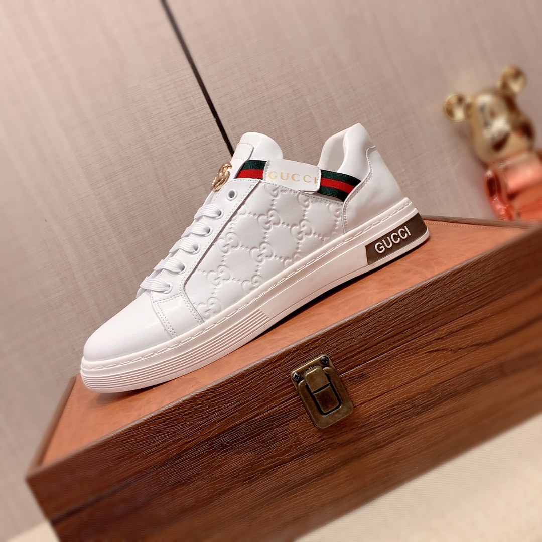 I0  Gucci  古奇   最新爆款休闲鞋，顶端品牌奢侈～代购，顶级～质量。专柜同卖产品鞋面選用进口透气牛皮搭配布面料材质透气羊皮内里精细做工。原版个性时尚柔软橡膠耐磨防滑大底，上脚轻巧舒适，实物拍摄實物更好看，0127广州码: 38-44。2色入选