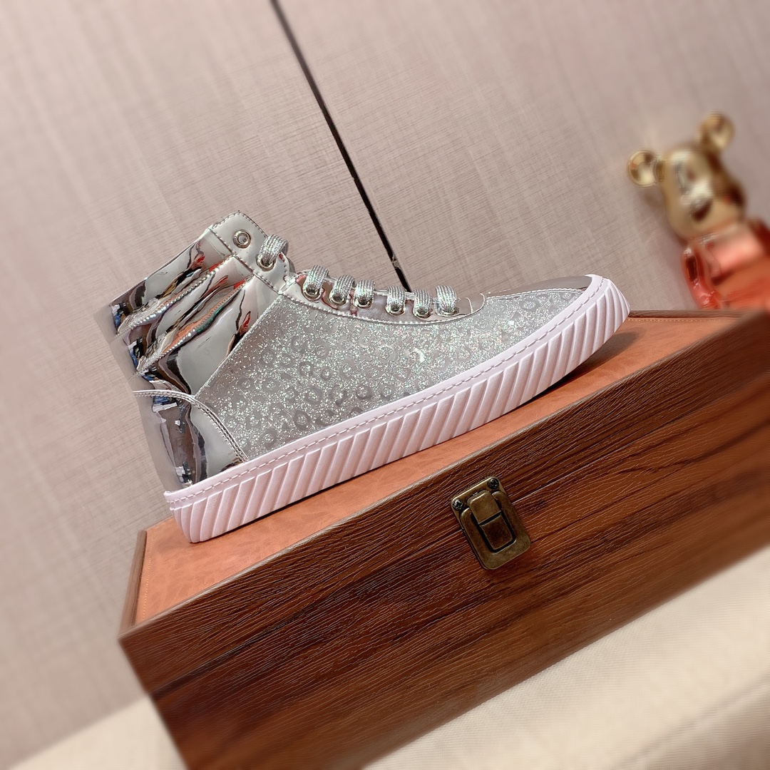 I5 高帮: Gucci  古奇   最新爆款休闲鞋，顶端品牌奢侈～代购，顶级～质量。专柜同卖产品鞋面選用进口透气牛皮搭配特殊材质材质透气羊皮内里精细做工。原版个性时尚柔软橡膠耐磨防滑大底，上脚轻巧舒适，实物拍摄實物更好看，001广州码: 38-44。2色入选