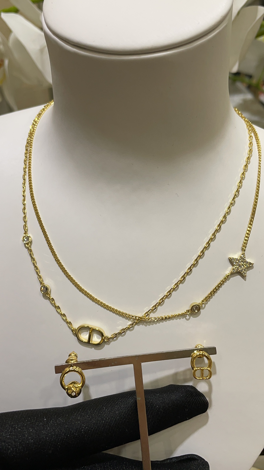爆款返场必买\n仙女星星CD图案双层项链\n长度38➕3CM\n太少女了吧，花一条的钱带出两条效果\n叠戴超级好看，星星BlingBling\n购入yb材质：施华洛银色魅影钻！\n可可爱爱⭐️\n