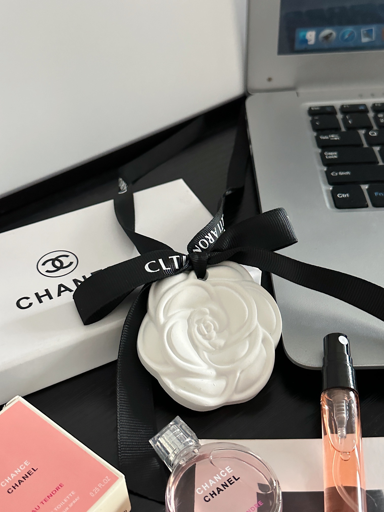 The tender, lingering quality of this fragrance’s drydown offers a quiet - Perfume 6