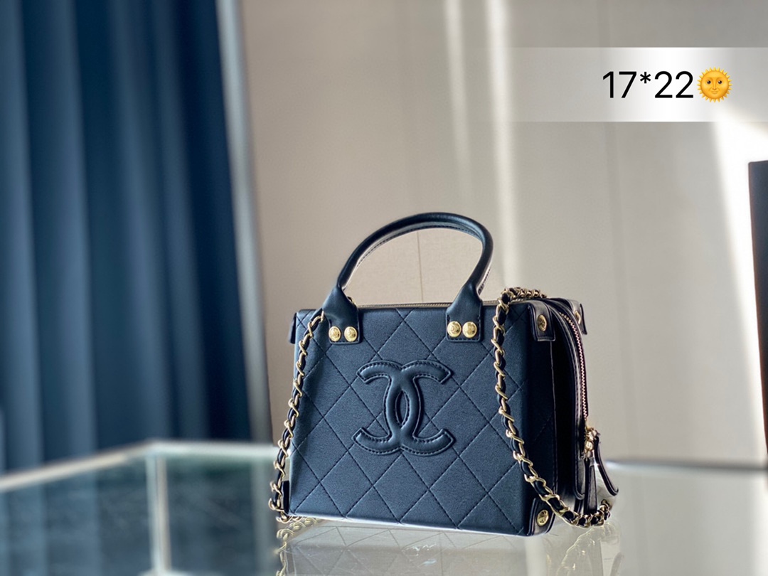 J5 Chanel 手提 小箱子包 手感超级好 原版五金 超级大牌 以华丽高贵的外形成为当下最炙手可热之作人手必备，明星热捧，精匠之作。尺寸：17*22cm