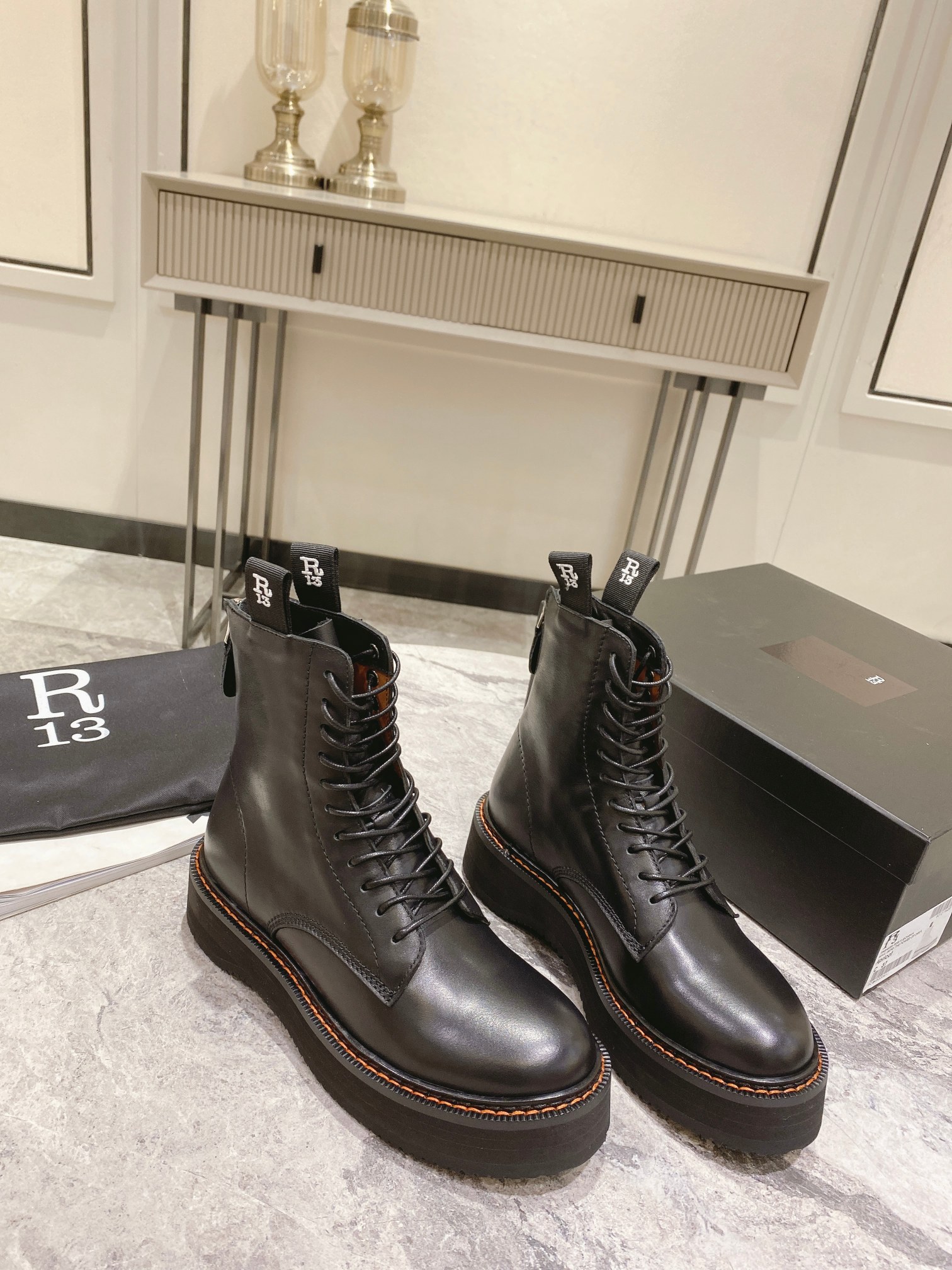 NO:592698,R13 motorcycle boots, military boots, leather surface P, the same style as Yang Mi, and the exposure rate is very high because the secret of this boot is that it is actually 7 cm taller!  !  A 1:1 replica of the original. The black fabric is grained calfskin. The apricot color is top-grade cowhide. The lining and insole are made of more comfortable all-cow leather. The dark wedge heel is increased. The multi-layer composite outsole is made of top-grade wear-resistant velvet. It is very light and supportive and will not collapse even after being worn for a long time. All the craftsmanship and materials are the same as the original!  !  Size 35-39M standard size, forefoot height 4CM, heel height 7CM, consistent packaging at the counter, boots, cowhide19860909R13机车靴 军靴 牛皮面P 杨幂同款 而且曝光率超高 因为在于这款靴子的秘密 实际增高有7厘米！！ 原版1:1复刻 黑色面料是颗粒小牛皮 杏色是顶级牛猄 内里和鞋垫采用比较舒服的全牛皮 暗坡跟增高 多层复合 顶级耐磨绒组合而成的大底 很轻 支撑性强 长时间穿也不会塌 所有的工艺与材质 原版一致！！ 码数35-39M标准码 前掌高度4CM 后跟高度7CM 专柜一致包装,靴子,boots,cowhide,Women's Shoes