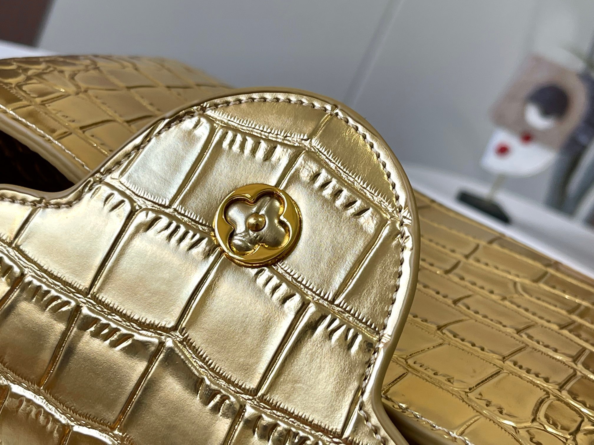 升级版N92173/M48865复古金色鳄鱼纹此款珍贵的CaPucines小号手袋由鳄鱼皮纹经上高光处理