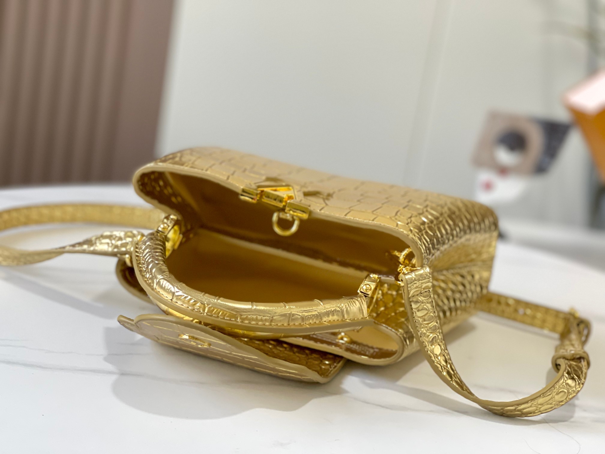 升级版N92173/M48865复古金色鳄鱼纹此款珍贵的CaPucines小号手袋由鳄鱼皮纹经上高光处理