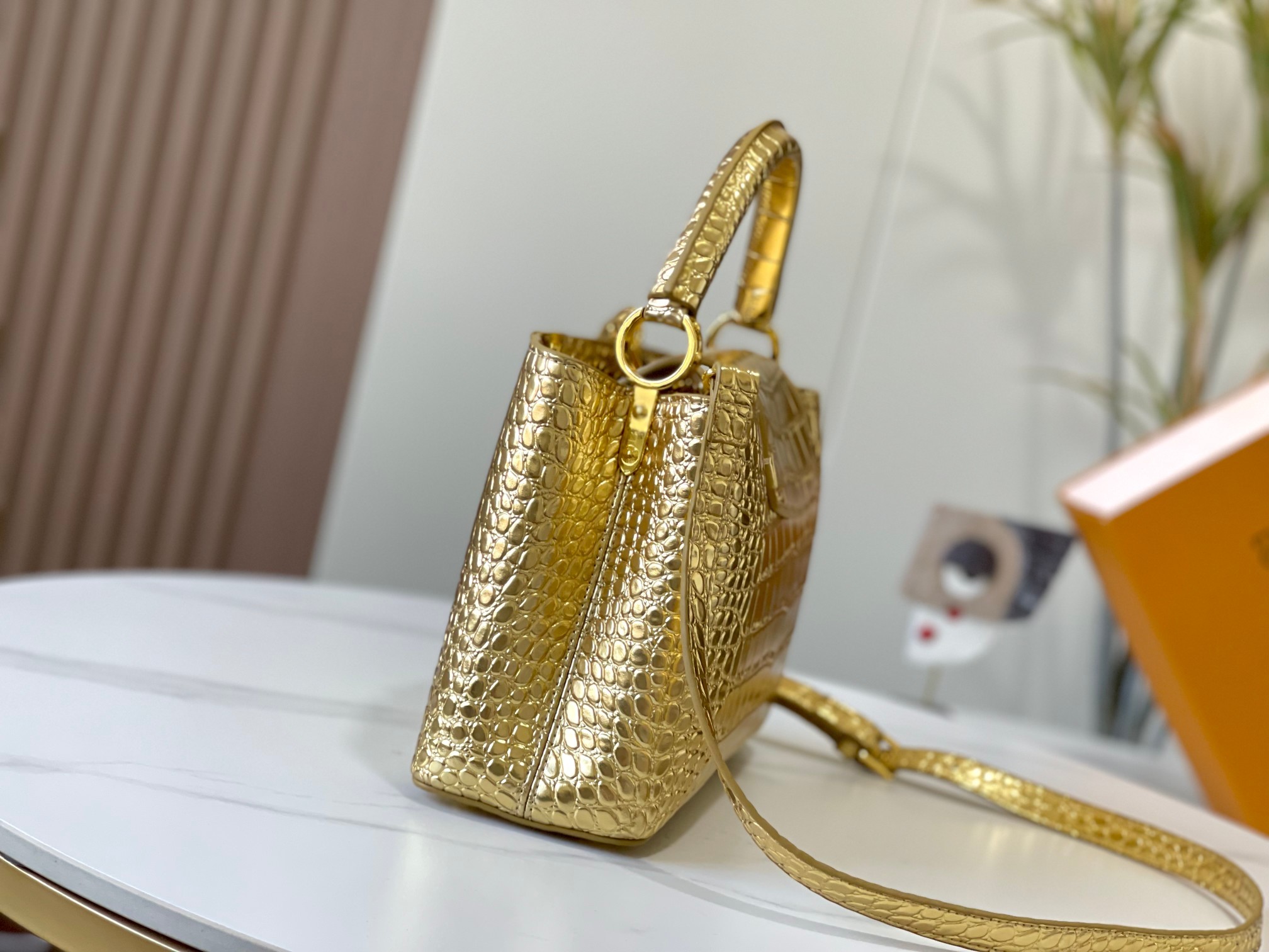 升级版N92967/M93419复古金色鳄鱼纹此款珍贵的CaPucines中号手袋由鳄鱼皮纹经上高光处理