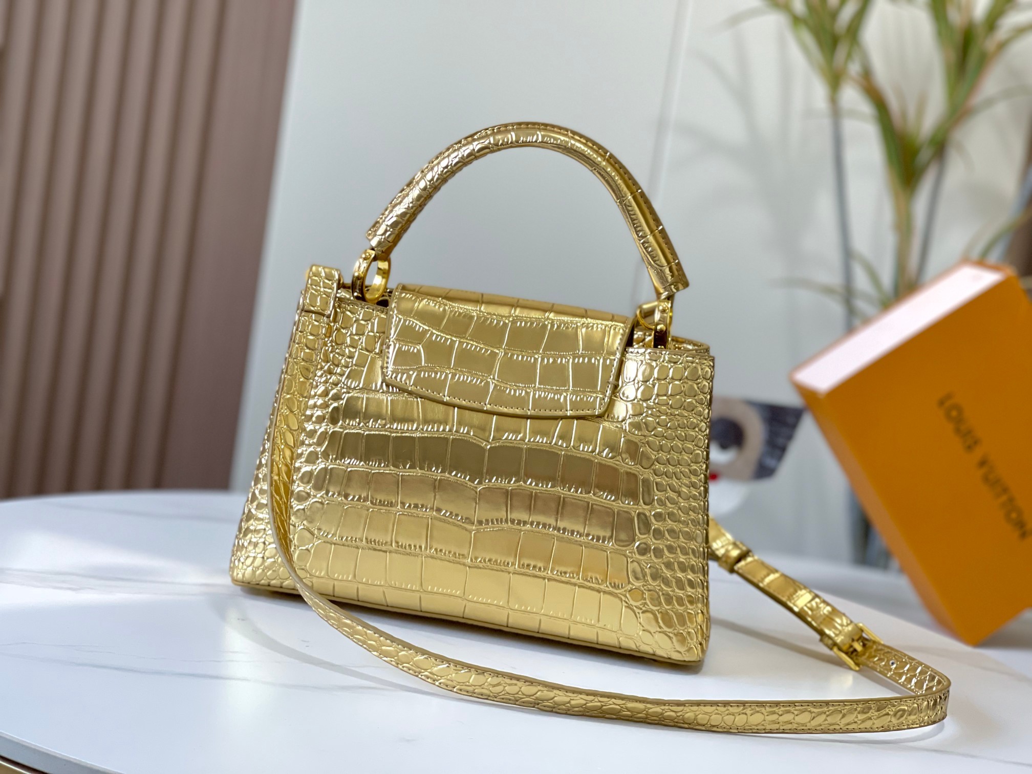 升级版N92967/M93419复古金色鳄鱼纹此款珍贵的CaPucines中号手袋由鳄鱼皮纹经上高光处理