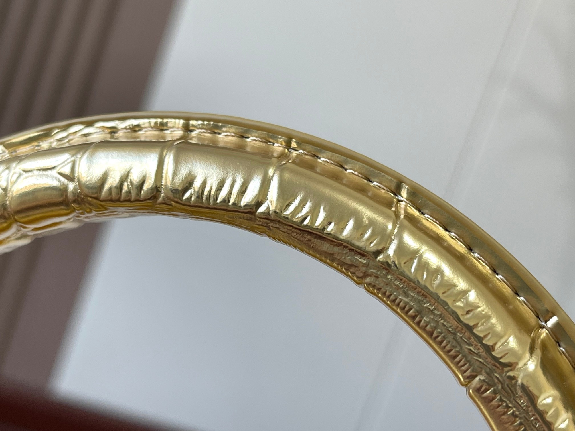 升级版N92967/M93419复古金色鳄鱼纹此款珍贵的CaPucines中号手袋由鳄鱼皮纹经上高光处理