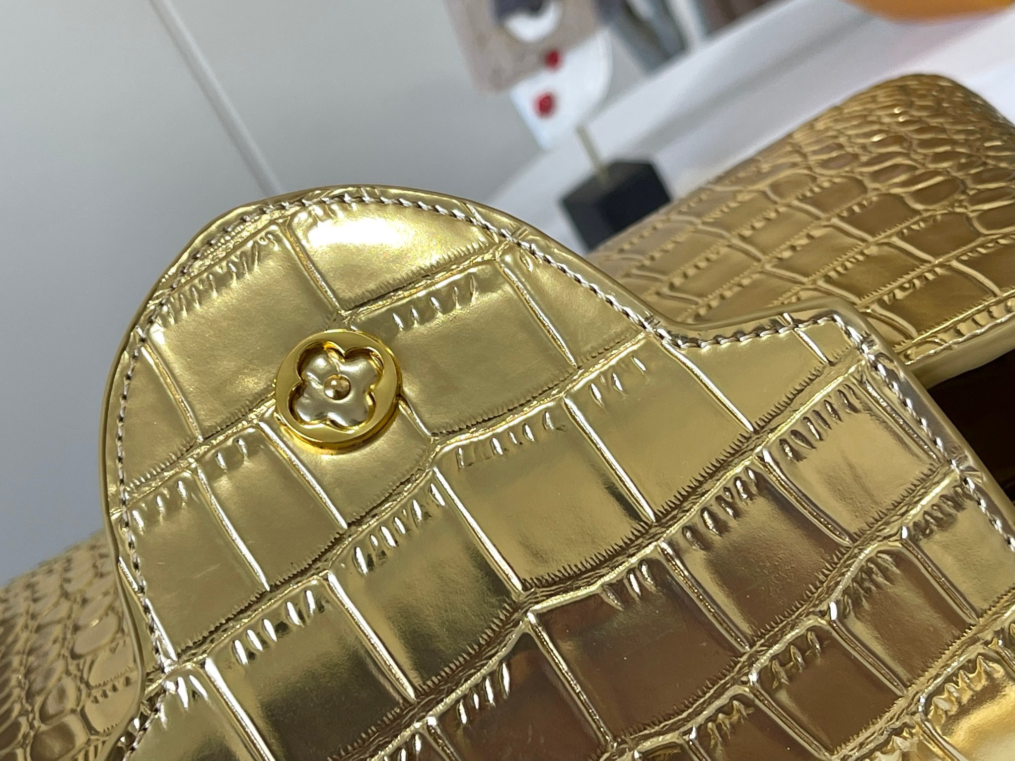 升级版N92967/M93419复古金色鳄鱼纹此款珍贵的CaPucines中号手袋由鳄鱼皮纹经上高光处理