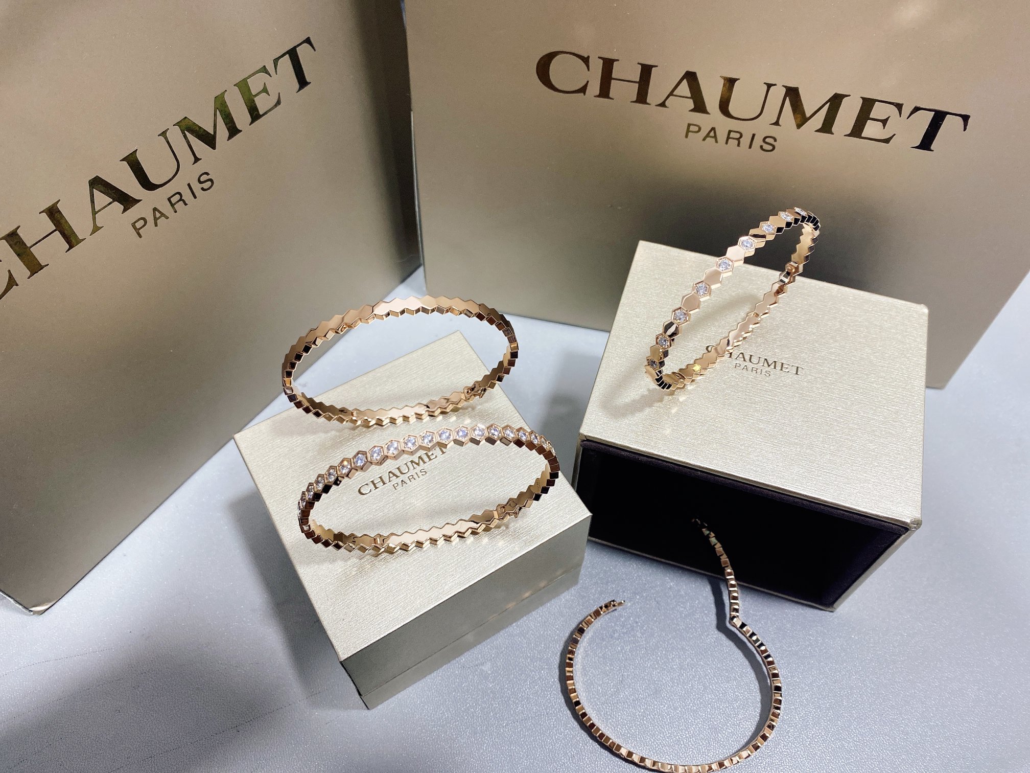 NO:101992,Drill-free interval diamond p full diamond V gold material Shangmei honeycomb bracelet gives you the most solid sweetness Bee my Love honeycomb bracelet Bee and nest, the most exquisite and stable design in nature, the hexagons rely on each other to build, and contain the most sincere emotions. This series is really beautiful and has a definite temperament style!  Blow-out craft!  Even the diamond-free model is blingbling, beautiful, bracelet19860909无钻间隔钻p满钻 V金材质尚美蜂巢手镯给你最坚固的甜蜜 Bee my Love蜂巢手镯 蜂与巢,自然界中最精妙稳固的设计,六边形彼此依靠构筑,蕴含着最真挚的情感. 这个系列 真的好看 妥妥的气质款！ 吹爆工艺！连无钻款也做得blingbling哒,尚美,bracelet,Jewelry