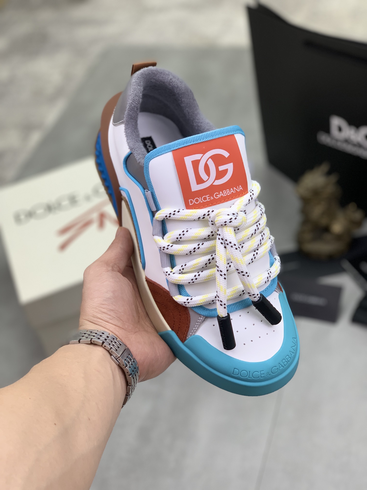 J5 情侣款 顶级原单品质专柜同步DOLCE&GABBANA杜嘉班纳～高品质. 低帮休闲DG男鞋、众多明星至爱,采用高端进口头层小牛皮拼接设计+毛巾里配牛皮垫脚,简约大气,完美诠释鞋履最新灵感,经典与时尚融为一体 奢华迷梦 驾凌时尚 适合司机驾车轻巧舒适,户外出行轻便透气 高端品质 值得信赖 ,4色选女码：35-40 男码码数：38-44男45定做