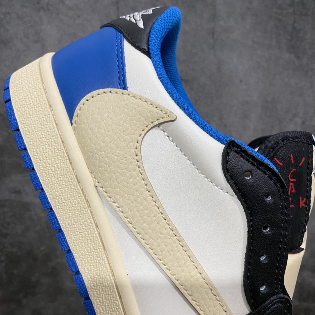 图片[8]-顶级性价比版本 Air Jordan x Travis Scott AJ1 x TS联名 藤原浩闪电倒钩白蓝低帮DM7866-140 这是我目前见过性价比最高的版本 全新升级改进版品质 工厂长期补货 各位可当性价比主推 绝对好评产品超低售后💪🏻 原盒原配 外盒透明胶套 完美鞋型 皮料裁边清洁度超高无毛边杂质 头层皮料 勾子荔枝纹路 内侧以及鞋头皮料同步原鞋 无色差 内侧字体 工整带凹凸感不掉字 正确针车 倒钩上面针车后三针有回针 勾尖部为尖角 后跟刺绣饱满 做工不错 鬼脸闪电位置偏上一点同步正品 压印深度一致 配件三副鞋带均为打蜡细鞋带 区别市场错版鞋带 中底拉帮工艺无需考究毕竟研究的人不多 鞋垫有刷胶 后跟弧度收口自然不对折 极致一眼正品既视感 无需吹牛逼看实拍就懂 承诺百分九十以上细节能够同步原鞋 清洁度 溢胶控制 这些都满分 极力推荐此版本💪🏻 尺码：36 36.5 37.5 38 38.5 39 40 40.5 41 42 42.5 43 44 44.5 45 46-选品中心