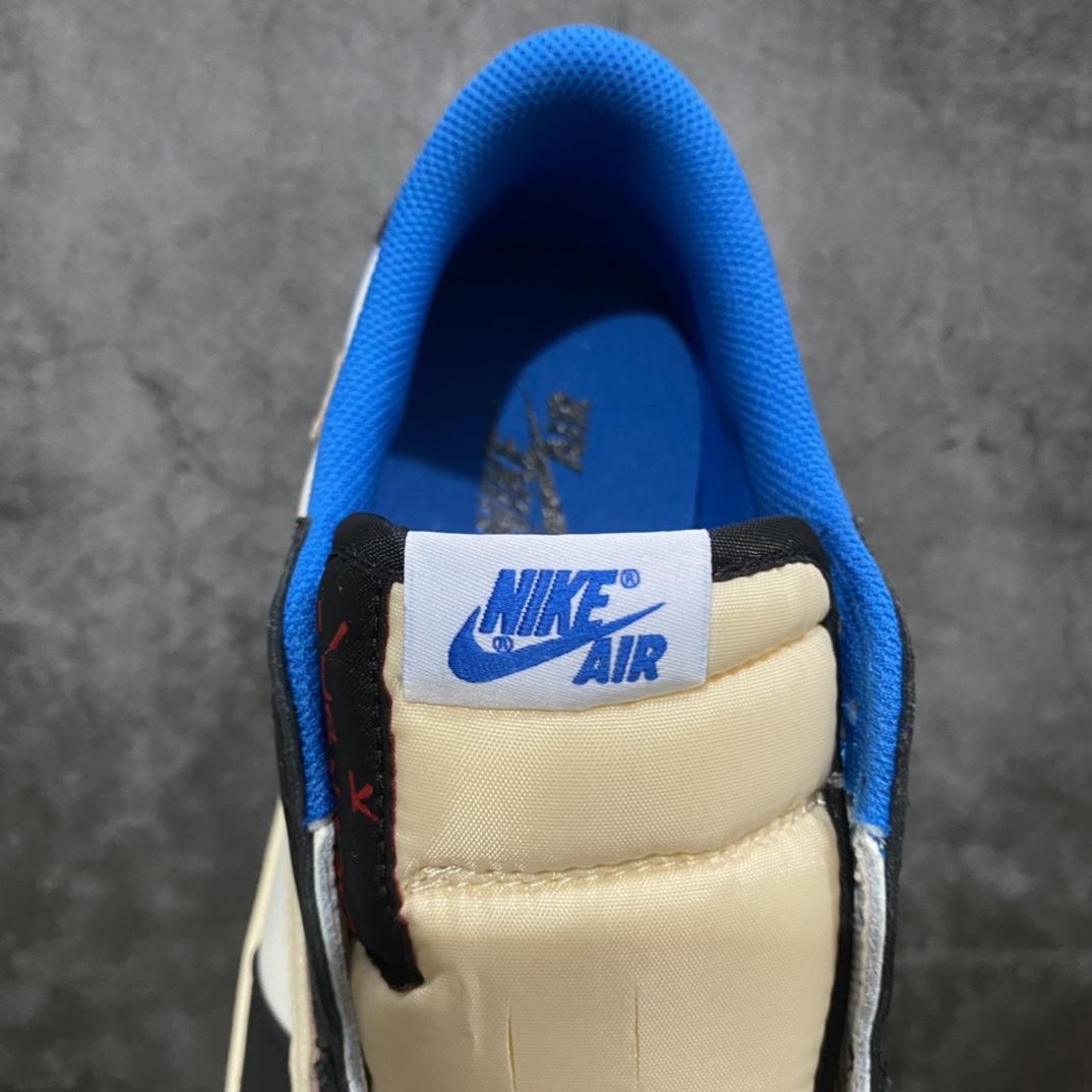 图片[9]-顶级性价比版本 Air Jordan x Travis Scott AJ1 x TS联名 藤原浩闪电倒钩白蓝低帮DM7866-140 这是我目前见过性价比最高的版本 全新升级改进版品质 工厂长期补货 各位可当性价比主推 绝对好评产品超低售后💪🏻 原盒原配 外盒透明胶套 完美鞋型 皮料裁边清洁度超高无毛边杂质 头层皮料 勾子荔枝纹路 内侧以及鞋头皮料同步原鞋 无色差 内侧字体 工整带凹凸感不掉字 正确针车 倒钩上面针车后三针有回针 勾尖部为尖角 后跟刺绣饱满 做工不错 鬼脸闪电位置偏上一点同步正品 压印深度一致 配件三副鞋带均为打蜡细鞋带 区别市场错版鞋带 中底拉帮工艺无需考究毕竟研究的人不多 鞋垫有刷胶 后跟弧度收口自然不对折 极致一眼正品既视感 无需吹牛逼看实拍就懂 承诺百分九十以上细节能够同步原鞋 清洁度 溢胶控制 这些都满分 极力推荐此版本💪🏻 尺码：36 36.5 37.5 38 38.5 39 40 40.5 41 42 42.5 43 44 44.5 45 46-选品中心