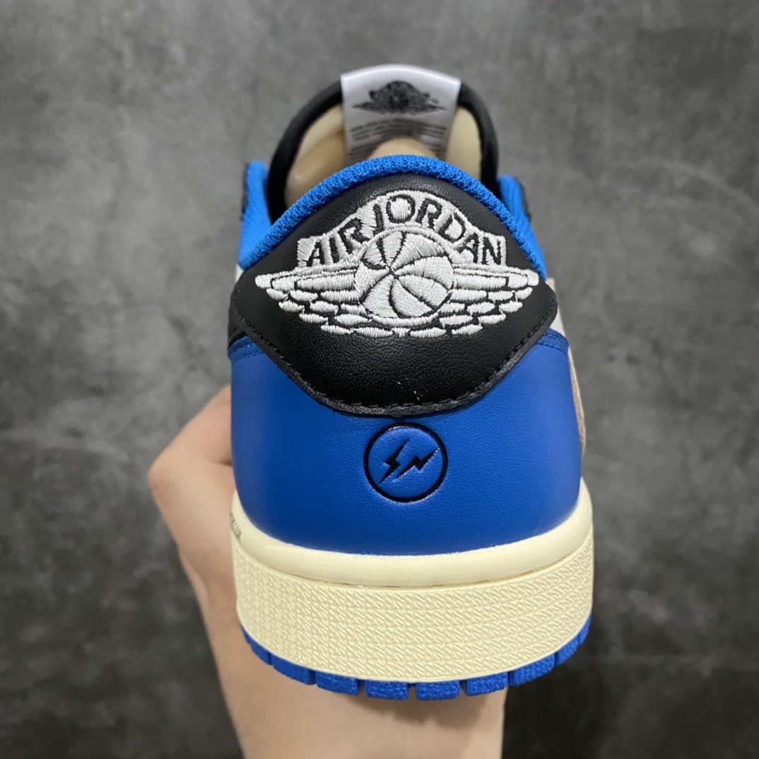 图片[4]-顶级性价比版本 Air Jordan x Travis Scott AJ1 x TS联名 藤原浩闪电倒钩白蓝低帮DM7866-140 这是我目前见过性价比最高的版本 全新升级改进版品质 工厂长期补货 各位可当性价比主推 绝对好评产品超低售后💪🏻 原盒原配 外盒透明胶套 完美鞋型 皮料裁边清洁度超高无毛边杂质 头层皮料 勾子荔枝纹路 内侧以及鞋头皮料同步原鞋 无色差 内侧字体 工整带凹凸感不掉字 正确针车 倒钩上面针车后三针有回针 勾尖部为尖角 后跟刺绣饱满 做工不错 鬼脸闪电位置偏上一点同步正品 压印深度一致 配件三副鞋带均为打蜡细鞋带 区别市场错版鞋带 中底拉帮工艺无需考究毕竟研究的人不多 鞋垫有刷胶 后跟弧度收口自然不对折 极致一眼正品既视感 无需吹牛逼看实拍就懂 承诺百分九十以上细节能够同步原鞋 清洁度 溢胶控制 这些都满分 极力推荐此版本💪🏻 尺码：36 36.5 37.5 38 38.5 39 40 40.5 41 42 42.5 43 44 44.5 45 46-选品中心