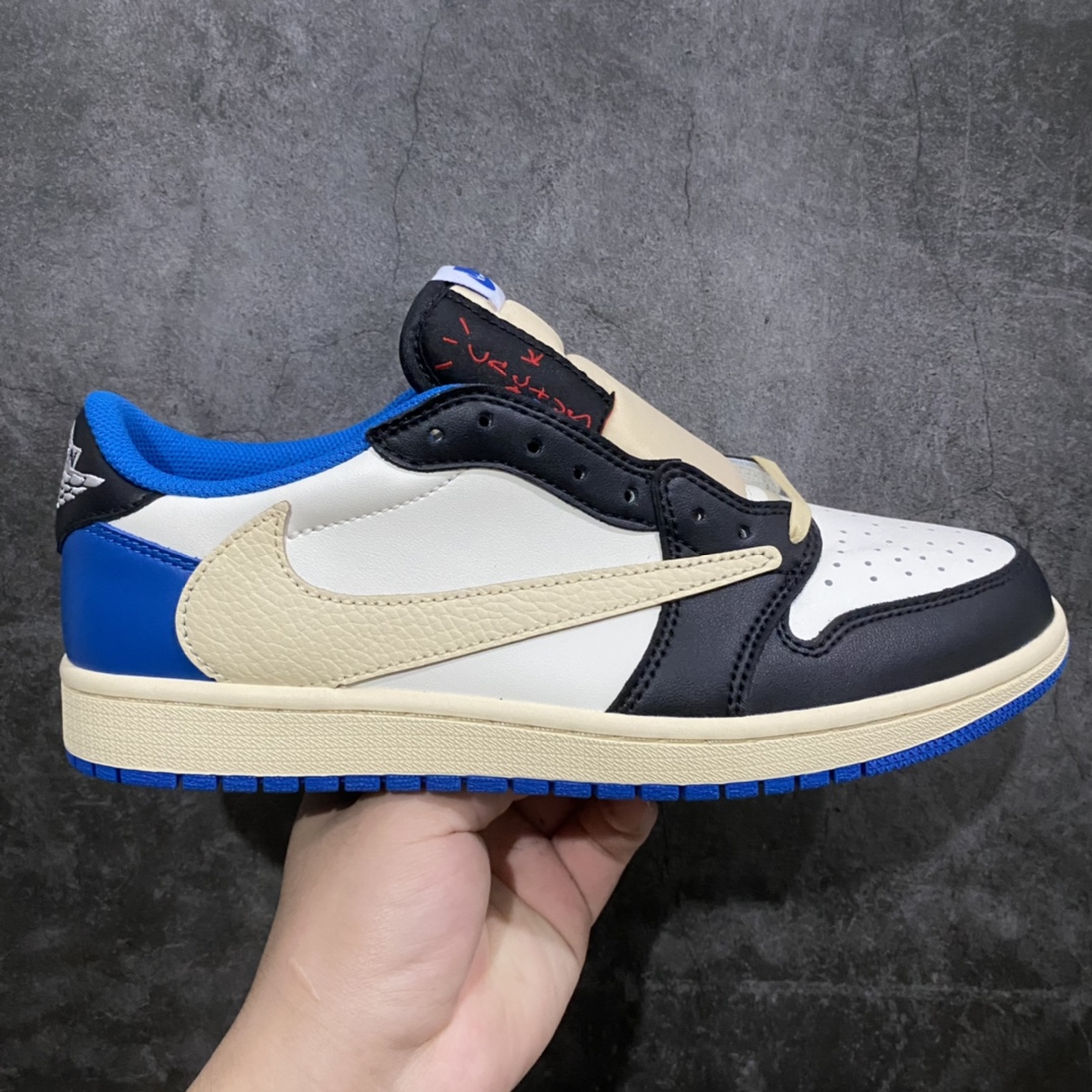 顶级性价比版本 Air Jordan x Travis Scott AJ1 x TS联名 藤原浩闪电倒钩白蓝低帮DM7866-140 这是我目前见过性价比最高的版本 全新升级改进版品质 工厂长期补货 各位可当性价比主推 绝对好评产品超低售后💪🏻 原盒原配 外盒透明胶套 完美鞋型 皮料裁边清洁度超高无毛边杂质 头层皮料 勾子荔枝纹路 内侧以及鞋头皮料同步原鞋 无色差 内侧字体 工整带凹凸感不掉字 正确针车 倒钩上面针车后三针有回针 勾尖部为尖角 后跟刺绣饱满 做工不错 鬼脸闪电位置偏上一点同步正品 压印深度一致 配件三副鞋带均为打蜡细鞋带 区别市场错版鞋带 中底拉帮工艺无需考究毕竟研究的人不多 鞋垫有刷胶 后跟弧度收口自然不对折 极致一眼正品既视感 无需吹牛逼看实拍就懂 承诺百分九十以上细节能够同步原鞋 清洁度 溢胶控制 这些都满分 极力推荐此版本💪🏻 尺码:36 36.5 37.5 38 38.5 39 40 40.5 41 42 42.5 43 44 44.5 45 46-选品中心