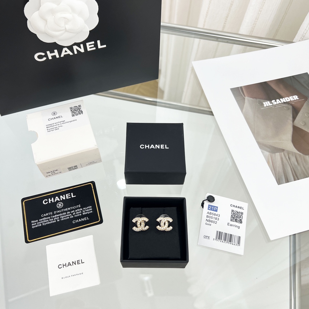 新款☑️CHANEL香奈儿双c半钻半珍珠耳钉耳环