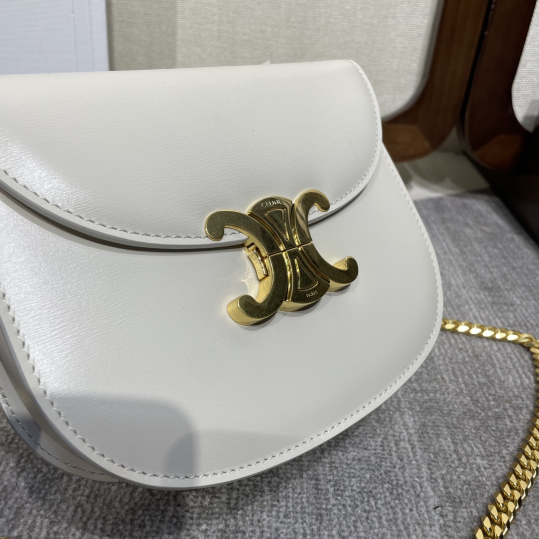 2022 winter new products TEEN BESACE TRIOMPHE Popular 🔥｜Early autumn new product series launches new saddles and shoulder chain textures this season➕Classic Arc de Triomphe buckle metal, continuing the original classic style! The upper body effect looks casual and fashionable. It is also a highly recommended style! It integrates exquisite femininity into the iconic silhouette to create a charming French connotation. It is full of high-end sense and can be matched with all kinds of clothes. It is really a versatile bag! Outer cowhide, sheepskin lining Crossbody and shoulder carry, TRIOMPHE metal lock 3 inner compartments, inner zipper pocket and flat pocket Number: 110973 Dimensions: 19 X 15 X 6cm (with original packaging) photo 5