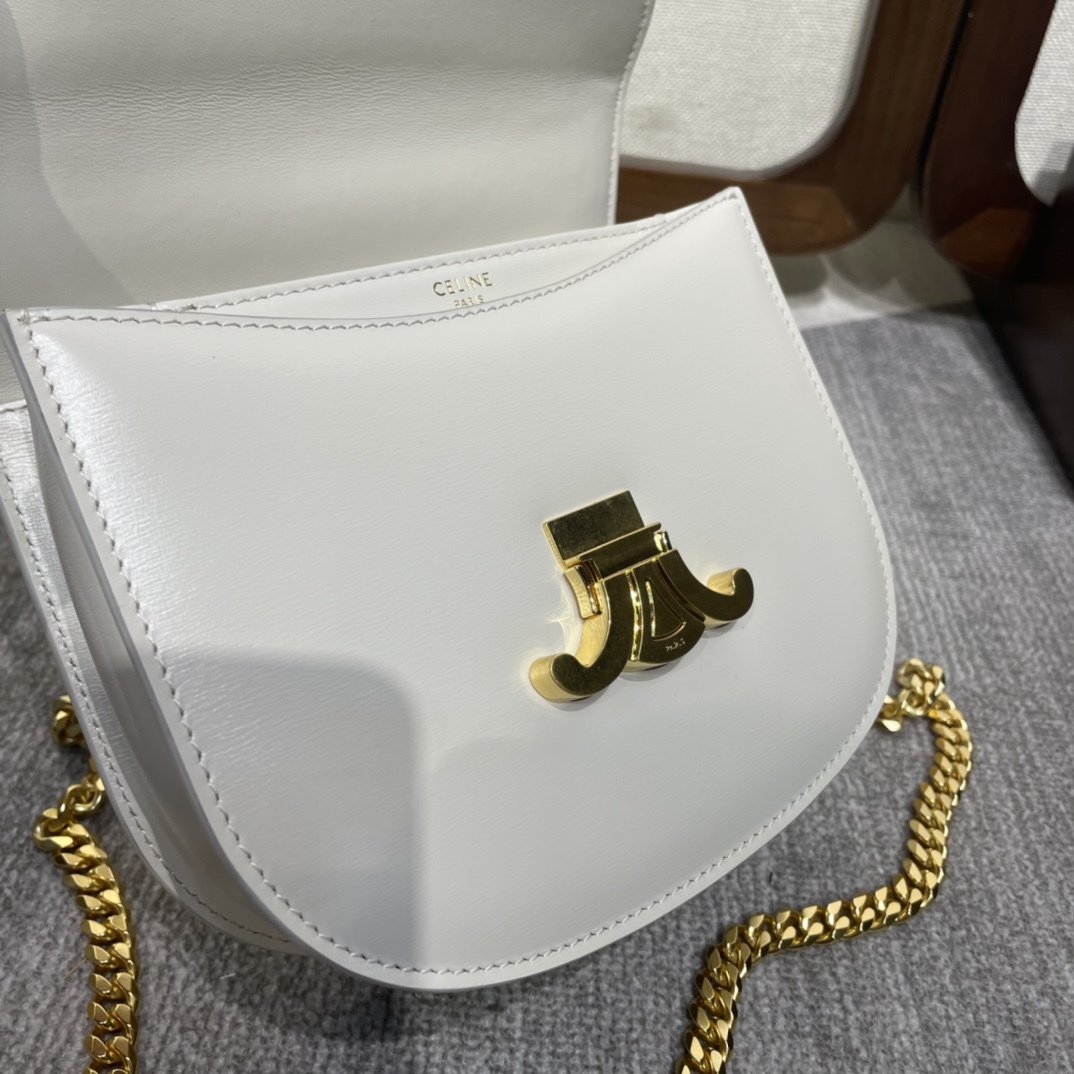 2022 winter new products TEEN BESACE TRIOMPHE Popular 🔥｜Early autumn new product series launches new saddles and shoulder chain textures this season➕Classic Arc de Triomphe buckle metal, continuing the original classic style! The upper body effect looks casual and fashionable. It is also a highly recommended style! It integrates exquisite femininity into the iconic silhouette to create a charming French connotation. It is full of high-end sense and can be matched with all kinds of clothes. It is really a versatile bag! Outer cowhide, sheepskin lining Crossbody and shoulder carry, TRIOMPHE metal lock 3 inner compartments, inner zipper pocket and flat pocket Number: 110973 Dimensions: 19 X 15 X 6cm (with original packaging) photo 6
