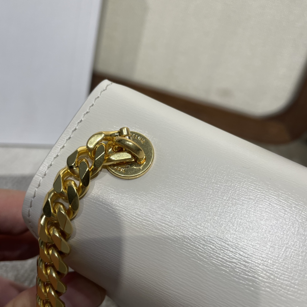 2022 winter new products TEEN BESACE TRIOMPHE Popular 🔥｜Early autumn new product series launches new saddles and shoulder chain textures this season➕Classic Arc de Triomphe buckle metal, continuing the original classic style! The upper body effect looks casual and fashionable. It is also a highly recommended style! It integrates exquisite femininity into the iconic silhouette to create a charming French connotation. It is full of high-end sense and can be matched with all kinds of clothes. It is really a versatile bag! Outer cowhide, sheepskin lining Crossbody and shoulder carry, TRIOMPHE metal lock 3 inner compartments, inner zipper pocket and flat pocket Number: 110973 Dimensions: 19 X 15 X 6cm (with original packaging) photo 7