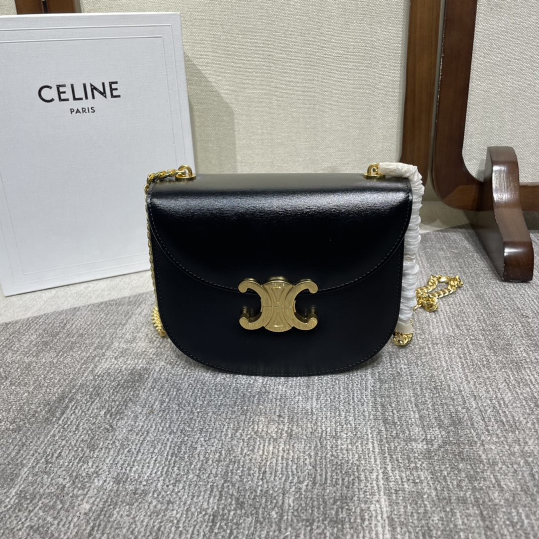 NO:213890,【】New winter products TEEN BESACE TRIOMPHE Popular｜The early autumn new product series has launched a new saddle and shoulder-back chain texture classic Arc de Triomphe buckle metal this season, continuing the original classic style!  The upper body looks casual and fashionable, and is also a highly recommended model!  Integrate exquisiteness and softness into the logo silhouette to create a charming French meaning. It is full of high-end feeling and can be matched with all kinds of clothes at will. It is really a versatile magic bag!  Outer cowhide, sheepskin lining Crossbody and shoulder back, TRIOMPHE metal lock 3 inner compartments, inner zipper pocket and flat pocket No. 110973 Black Size 19 X 15 X 6cm (with original packaging), Celine, celine, celine, cowhide, sheepskin19860909【】冬季新品 TEEN BESACE TRIOMPHE 热门｜早秋新品系列在本季推出新款马鞍、肩背链条质感经典凯旋门扣金属,延续了原有的经典风格！上身效果显得休闲又时尚 也是强烈推荐的一个款！将精致柔美融入标志廓形、打造迷人法式意蕴 满满的高级感,可以随意搭配各式各样的衣服 真的是一个百搭神包！ 外层牛皮、羊皮衬里 斜挎和肩背、TRIOMPHE金属锁扣 3个内侧隔层、内侧拉链口袋和扁平口袋 编号110973 黑色 尺寸19 X 15 X 6cm(配原版包装）,赛琳celine,celine,celine,cowhide,sheepskin,Bag