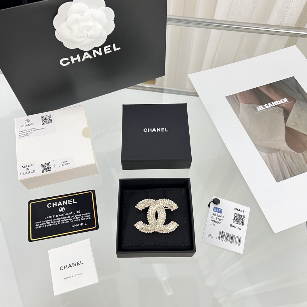 新款☑️CHANEL香奈儿双c金色胸针
